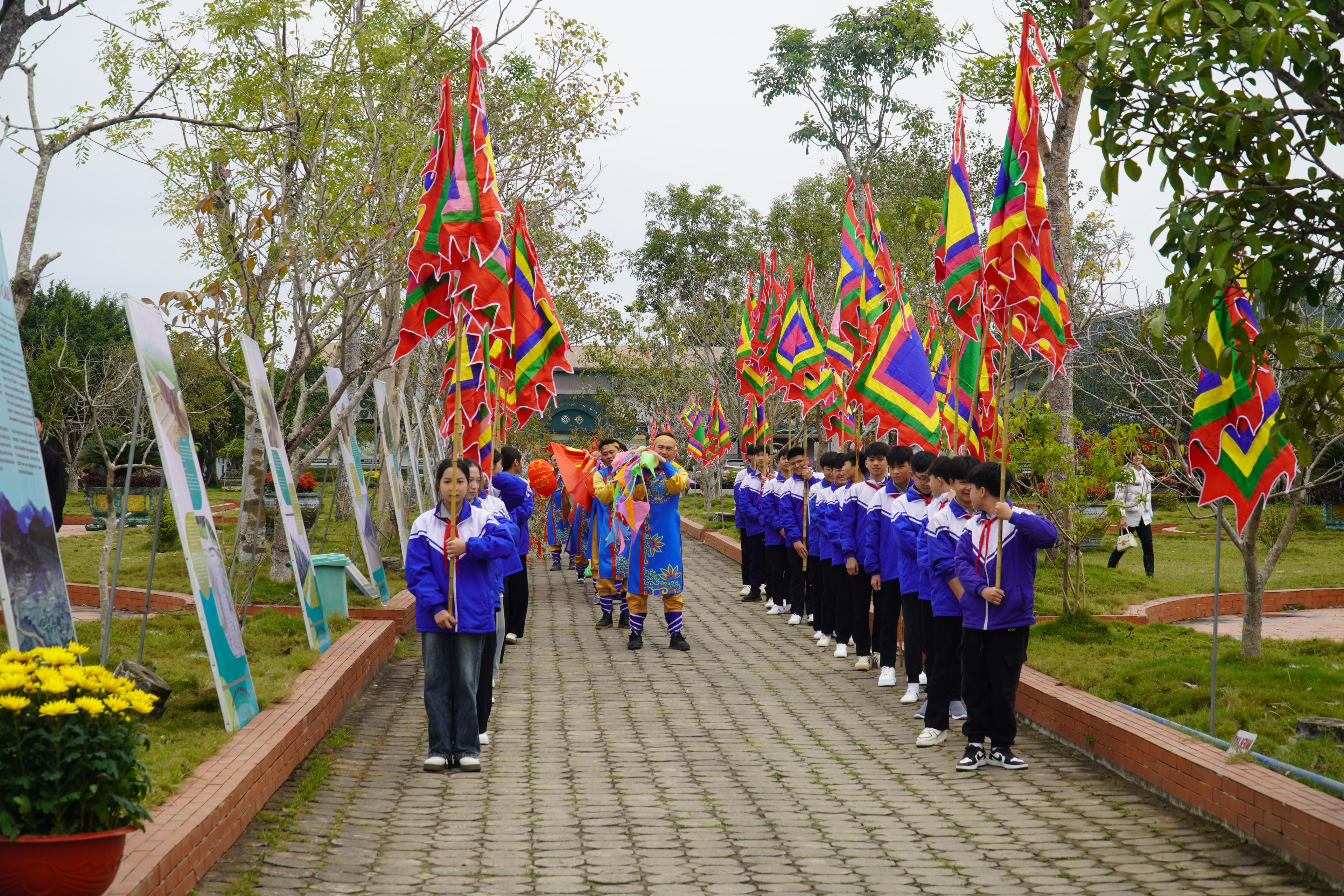 Lễ thượng cây nêu bên trong di sản thành nhà Hồ. Ảnh: Đình Minh