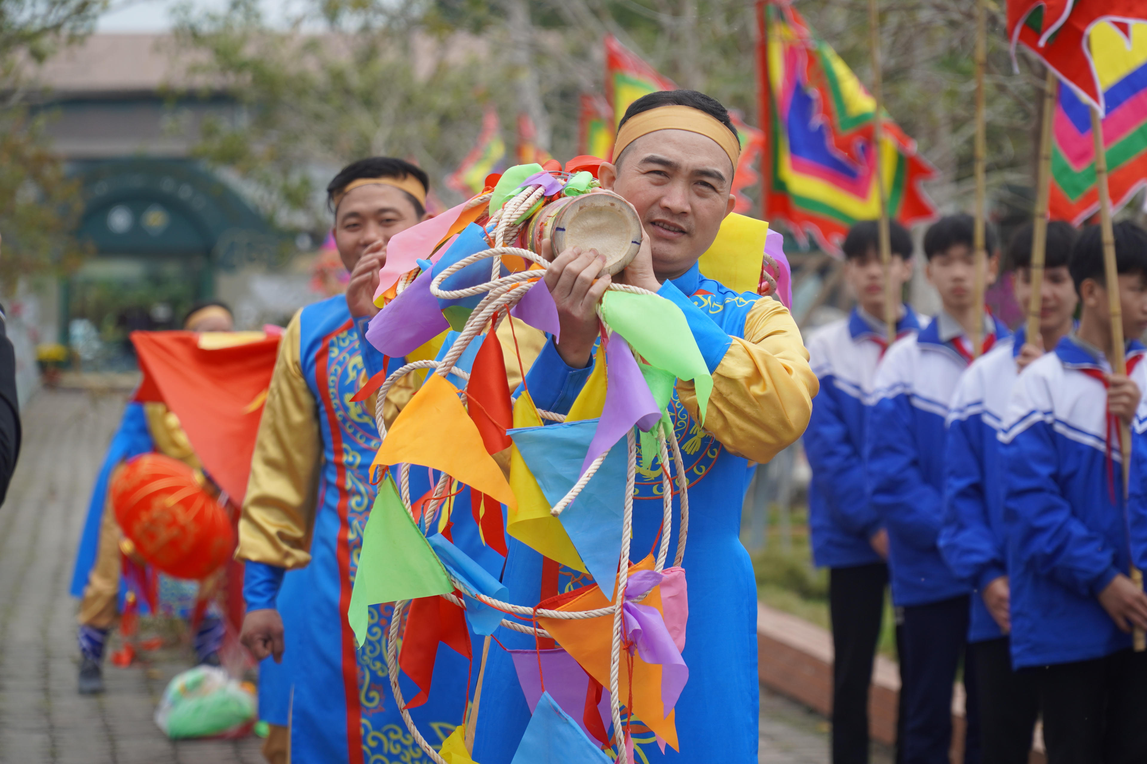 Cây nêu cao hàng chục mét, cần nhiều thanh niên trai tráng vác trên vai. Ảnh: Đình Minh