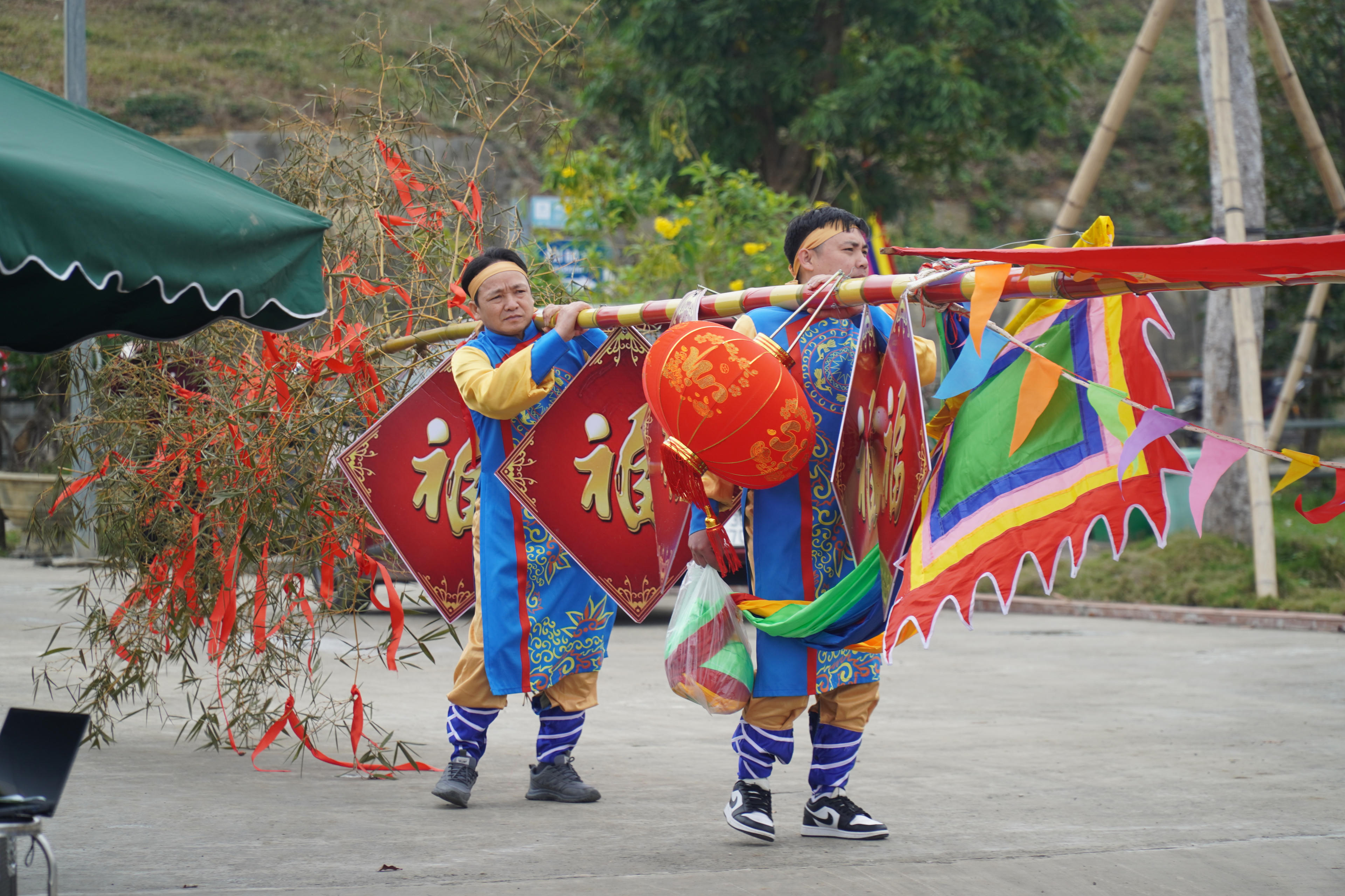 Trên đỉnh cây nêu được trang trí bắt mắt, có đèn lồng. Ảnh: Đình Minh
