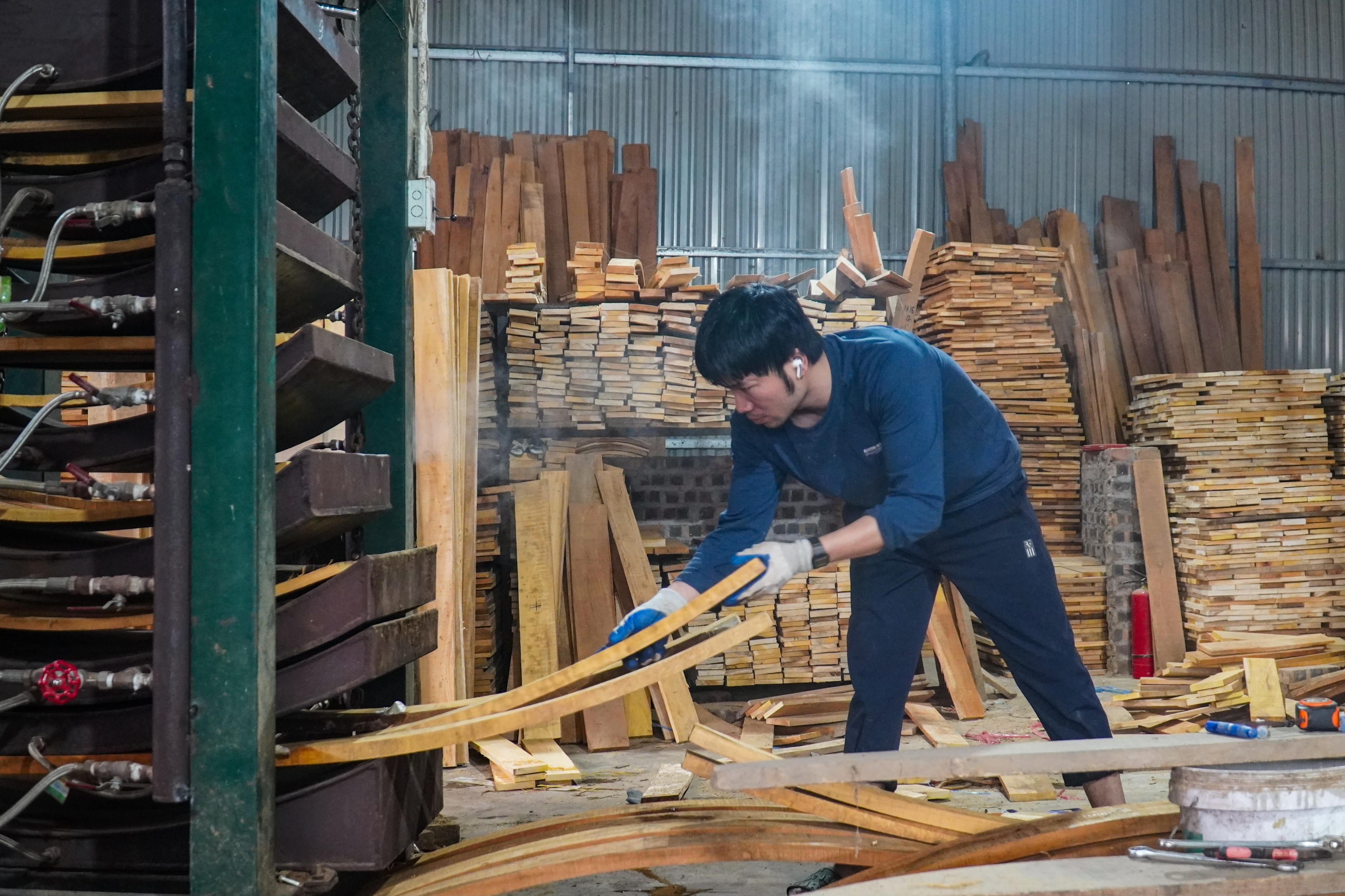 'Đến nay, tôi có 34 năm theo nghề làm trống. Nhờ áp dụng máy móc vào một số khâu, năng suất cao hơn, sản phẩm làm ra đều, đẹp, nên tiêu thụ thuận lợi', anh Tuấn chia sẻ. Ảnh: Đình Minh