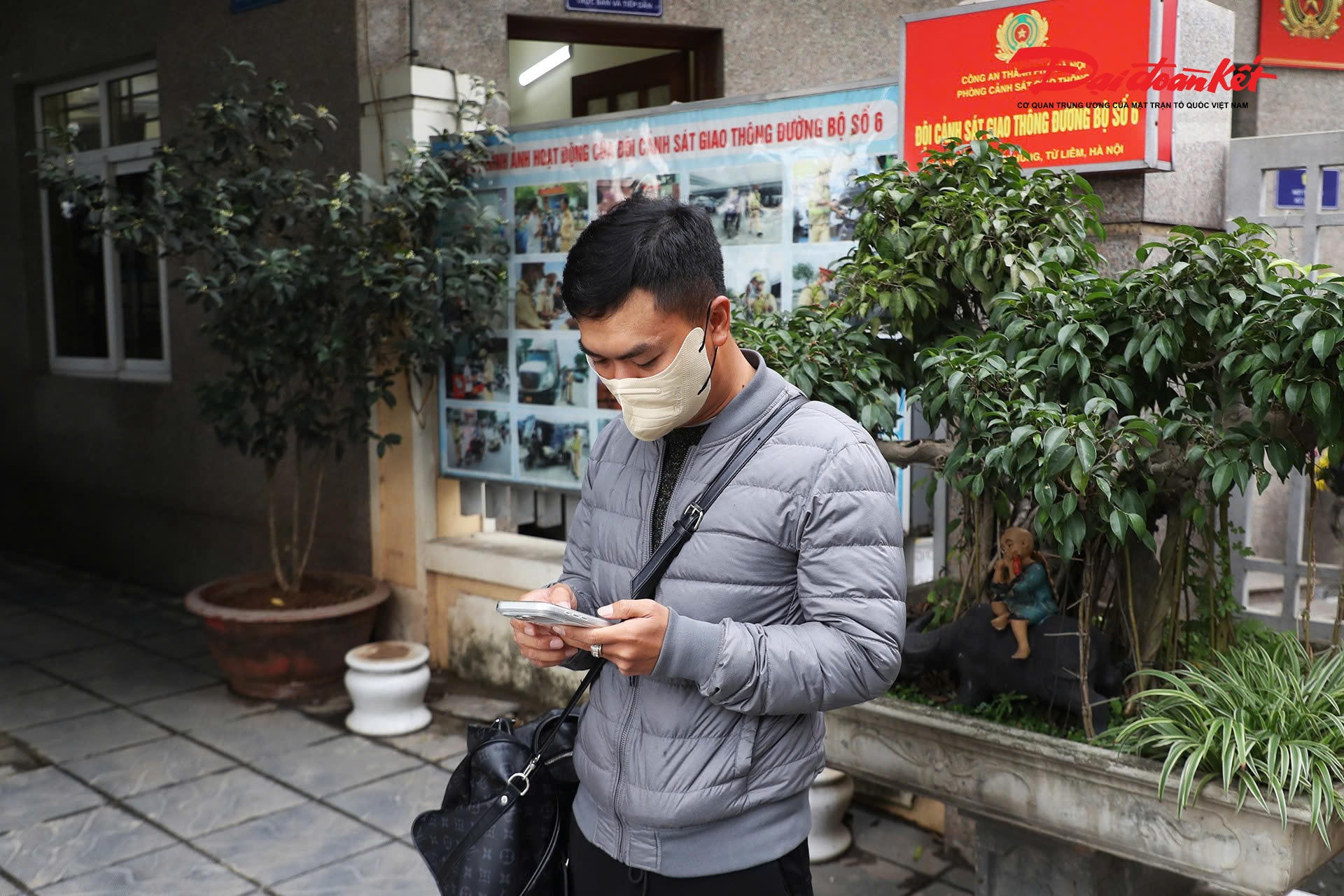 Để xử lý triệt để tình trạng trên, Đội Cảnh sát giao thông đường bộ số 6 đã bố trí các tổ công tác hóa trang thành hành khách, trực tiếp lên xe nhằm phát hiện, ghi nhận các hành vi vi phạm.