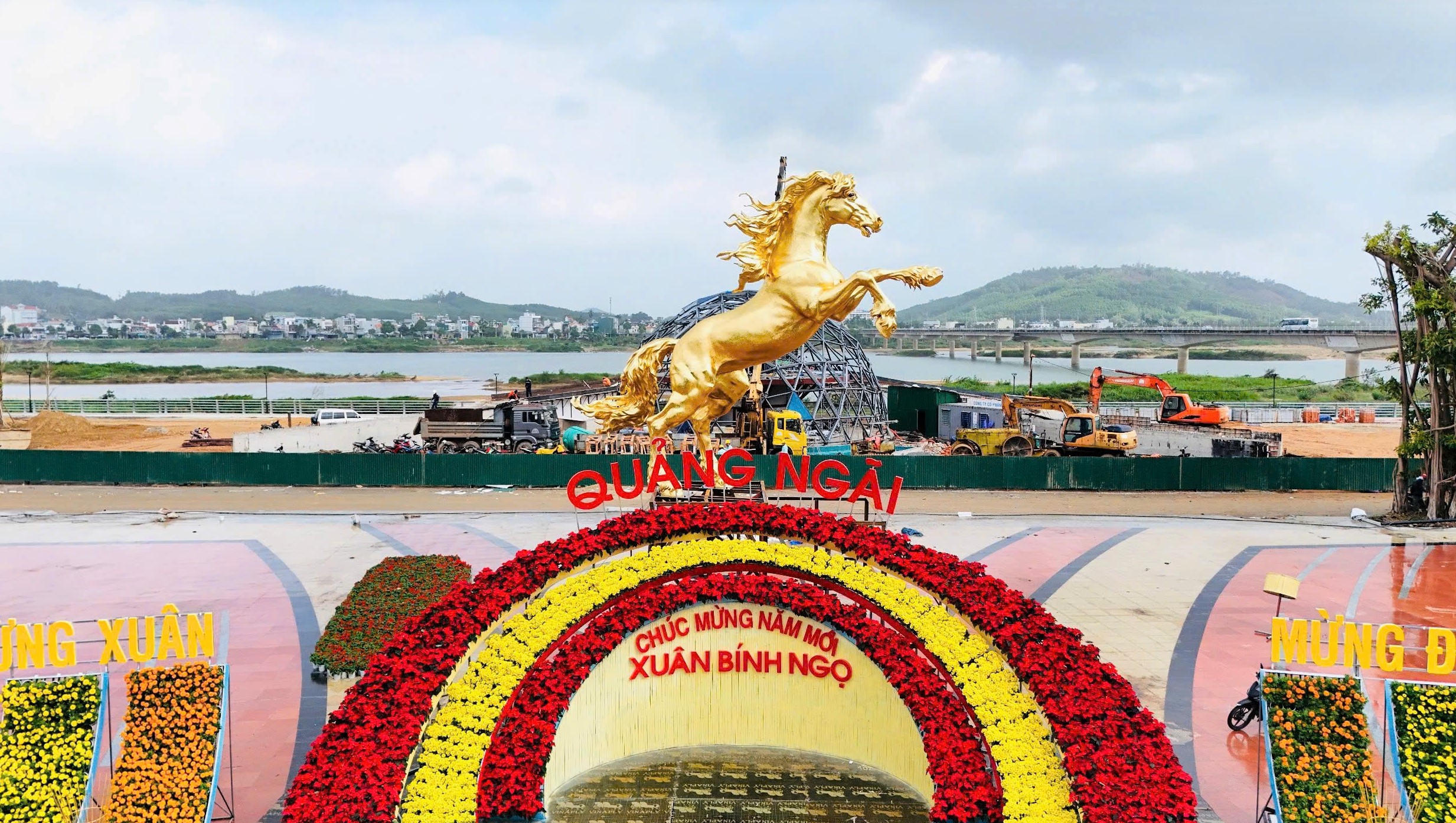 Linh vật ngựa đặt ngay trung tâm công viên Ba Tơ. Ảnh: CV.