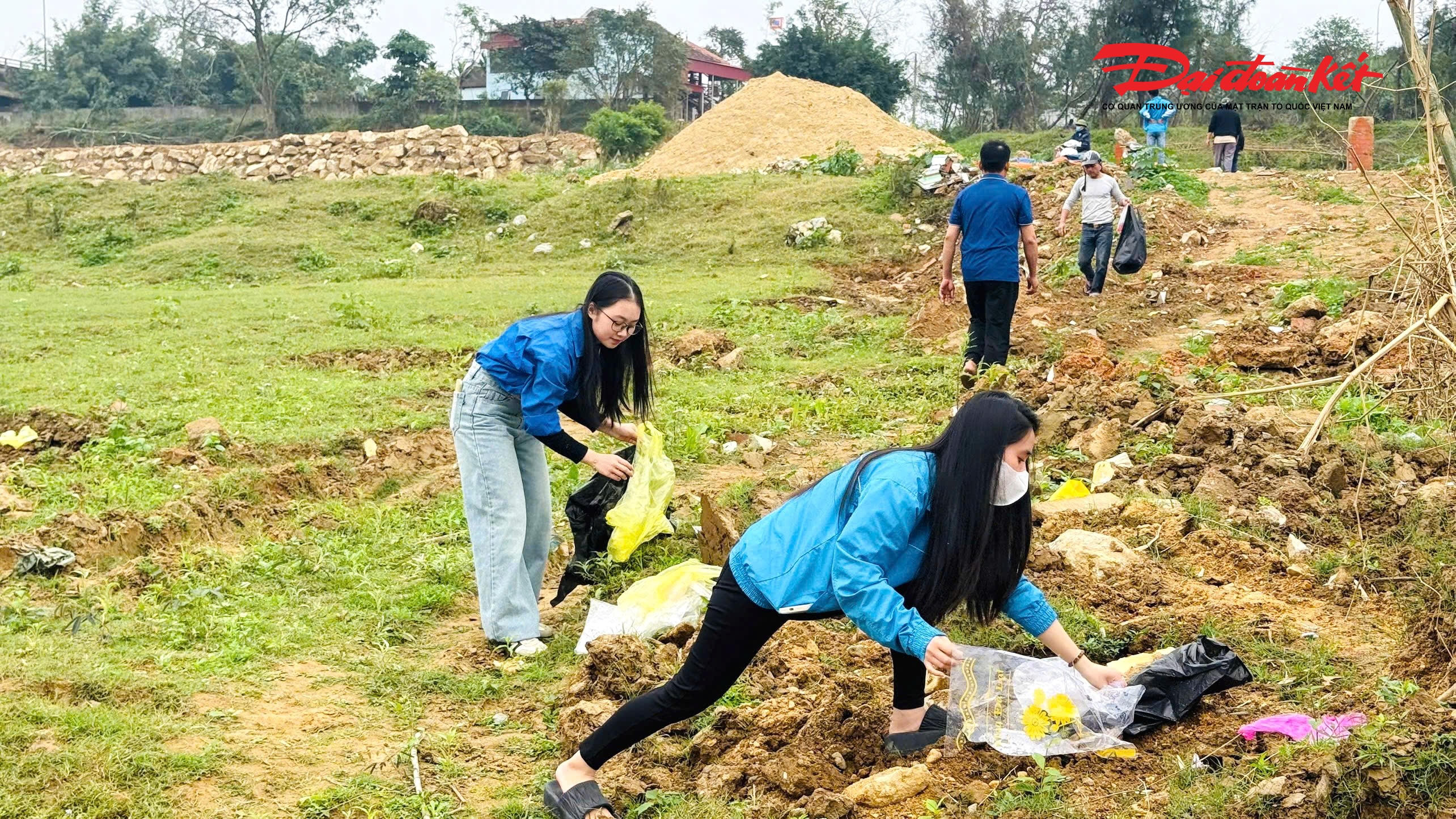 Điển hình như tại xã Tân Kỳ, đoàn viên, thanh niên đã đồng loạt ra quân tuyên truyền, vận động người dân thả cá đúng cách tại khu vực Cầu Rỏi – sông Con. Không chỉ nhắc nhở bằng lời nói, các bạn trẻ còn trực tiếp hướng dẫn người dân mở túi, thả cá nhẹ nhàng, giữ lại túi ni lông, hộp nhựa để bỏ vào thùng rác. Song song với đó là việc thu gom rác thải phát sinh, góp phần giữ gìn dòng sông sạch đẹp, lan tỏa lối sống xanh, văn minh trong cộng đồng. Ảnh: ĐTK
