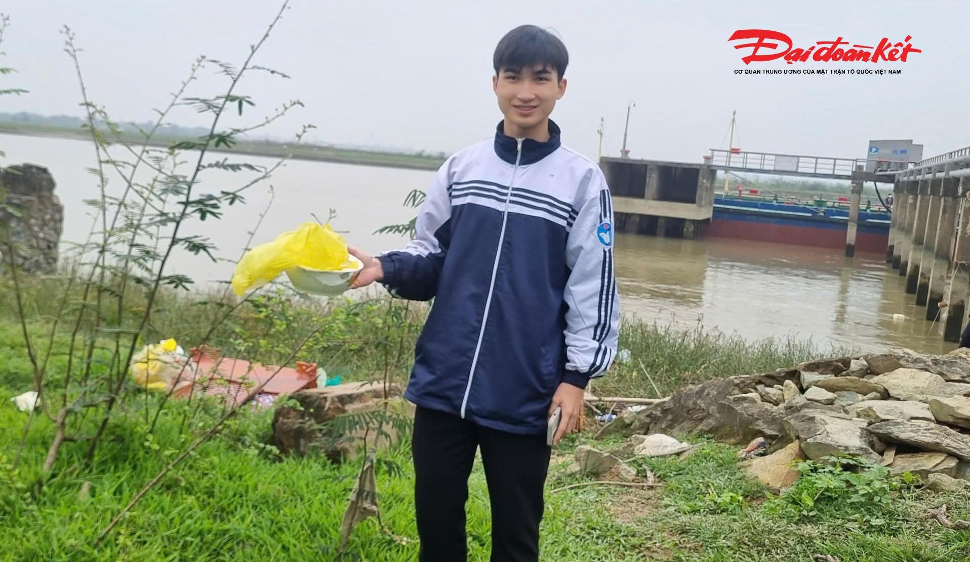 Nhiều người dân chia sẻ, việc giữ gìn môi trường khi tiễn ông Táo không chỉ là làm theo khuyến cáo mà còn xuất phát từ nhận thức tự thân. Thả cá là để gửi gắm ước mong một năm mới bình an, đủ đầy, vì vậy, việc xả rác xuống sông hồ vừa phản cảm, vừa đi ngược lại ý nghĩa tốt đẹp của phong tục. Ảnh: ĐB