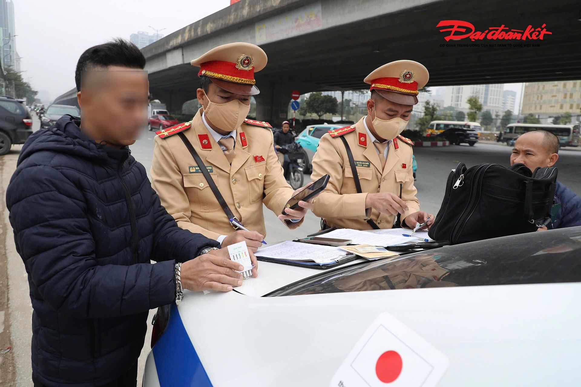 Cũng trong sáng nay, tổ công tác của Đội CSGT đường bộ số 6 đã xử lý hàng loạt ô tô khách dừng, đỗ đón trả khách sai quy định trên đường Phạm Hùng (phường Từ Liêm).

Trong quá trình kiểm tra, lực lượng chức năng tiến hành kiểm tra nồng độ cồn, chất ma túy đối với các tài xế.