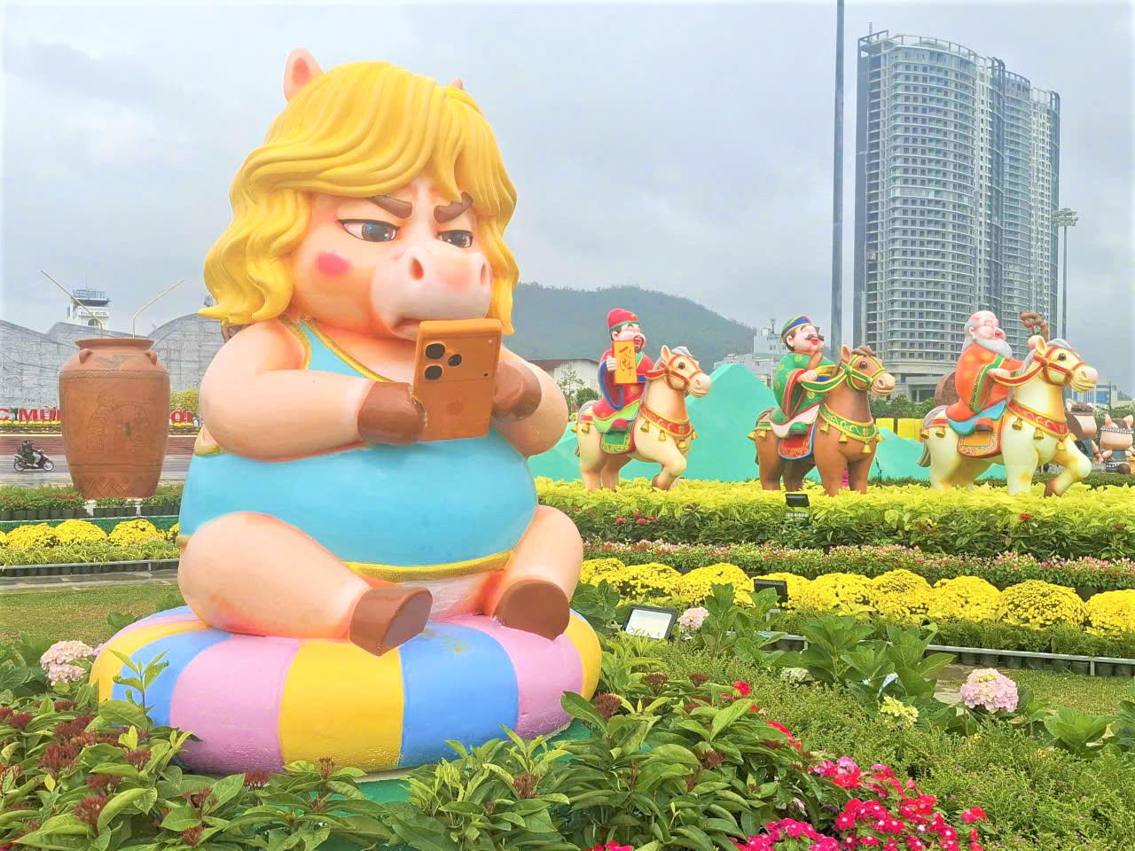 

Hình tượng linh vật ngựa ngộ nghĩnh đang sử dụng điện thoại. Ảnh: CV.