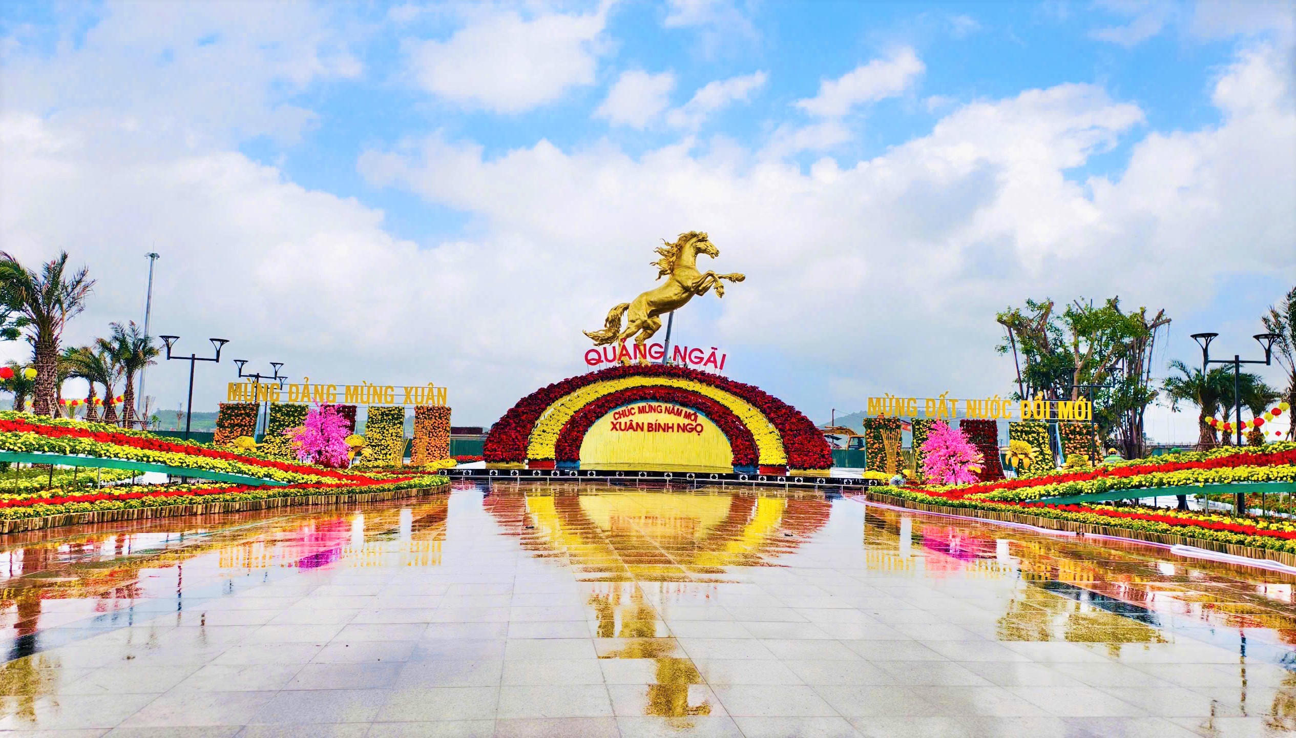 Linh vật ngựa màu vàng tại Quảng trường Ba Tơ, tỉnh Quảng Ngãi. Ảnh: CV.