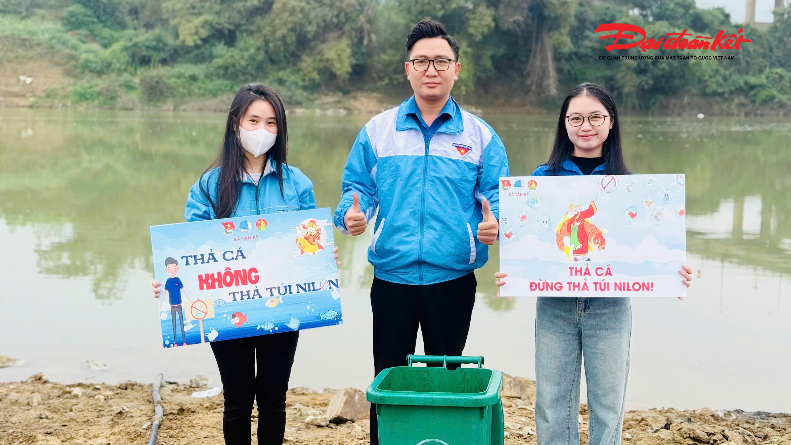 Không khó để bắt gặp hình ảnh các bạn đoàn viên thanh niên đứng ven sông nhắc nhở nhẹ nhàng, hướng dẫn người dân thả cá đúng cách, không vứt rác xuống nước. Nhân viên Công ty Môi trường đô thị cũng túc trực, thu gom rác kịp thời, giữ cho không gian chung luôn sạch sẽ. Ảnh: ĐB