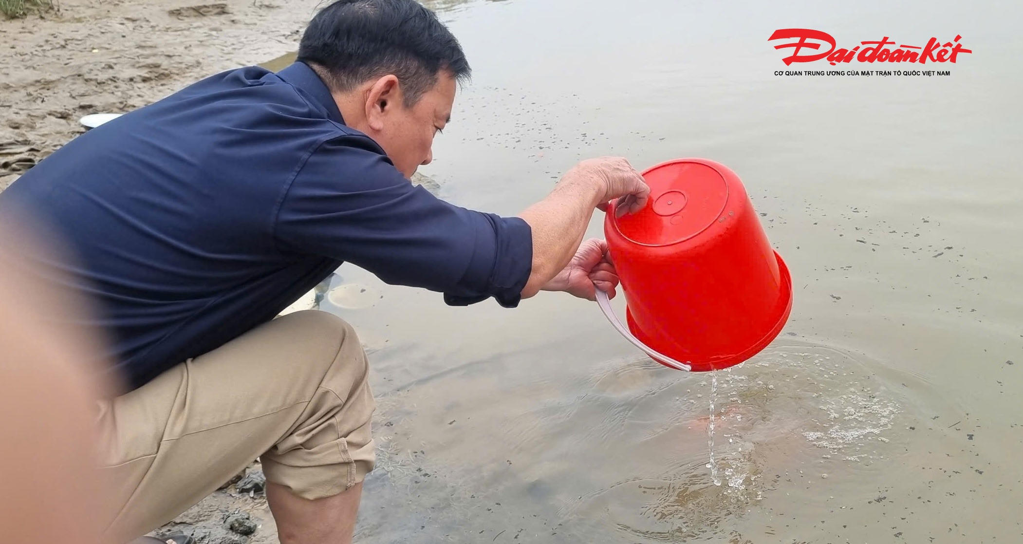 Vẫn là phong tục quen thuộc đã ăn sâu trong đời sống văn hóa, nhưng năm nay, bức tranh tiễn ông Táo mang một gam màu khác: gọn gàng, văn minh và ý thức bảo vệ môi trường được thể hiện rõ nét hơn. Ảnh: ĐB