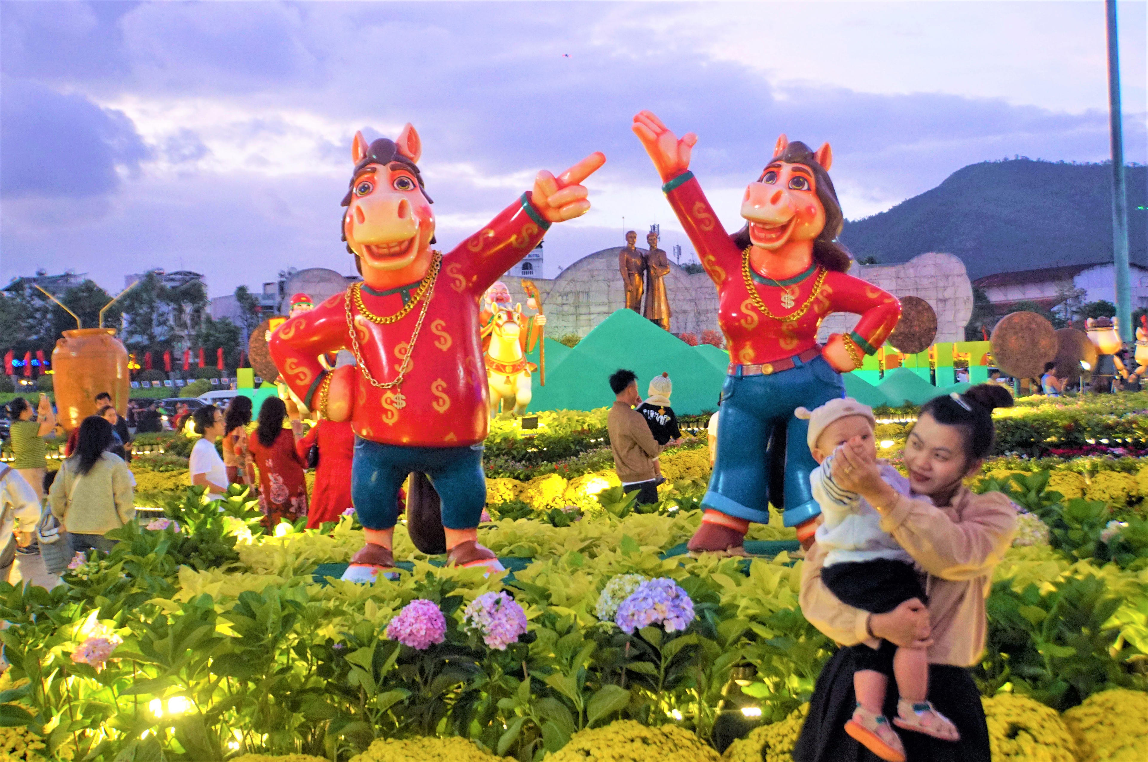 Người dân check in các tiểu cảnh linh vật ngựa tại Quảng trường Nguyễn Tất Thành. Ảnh: CV.