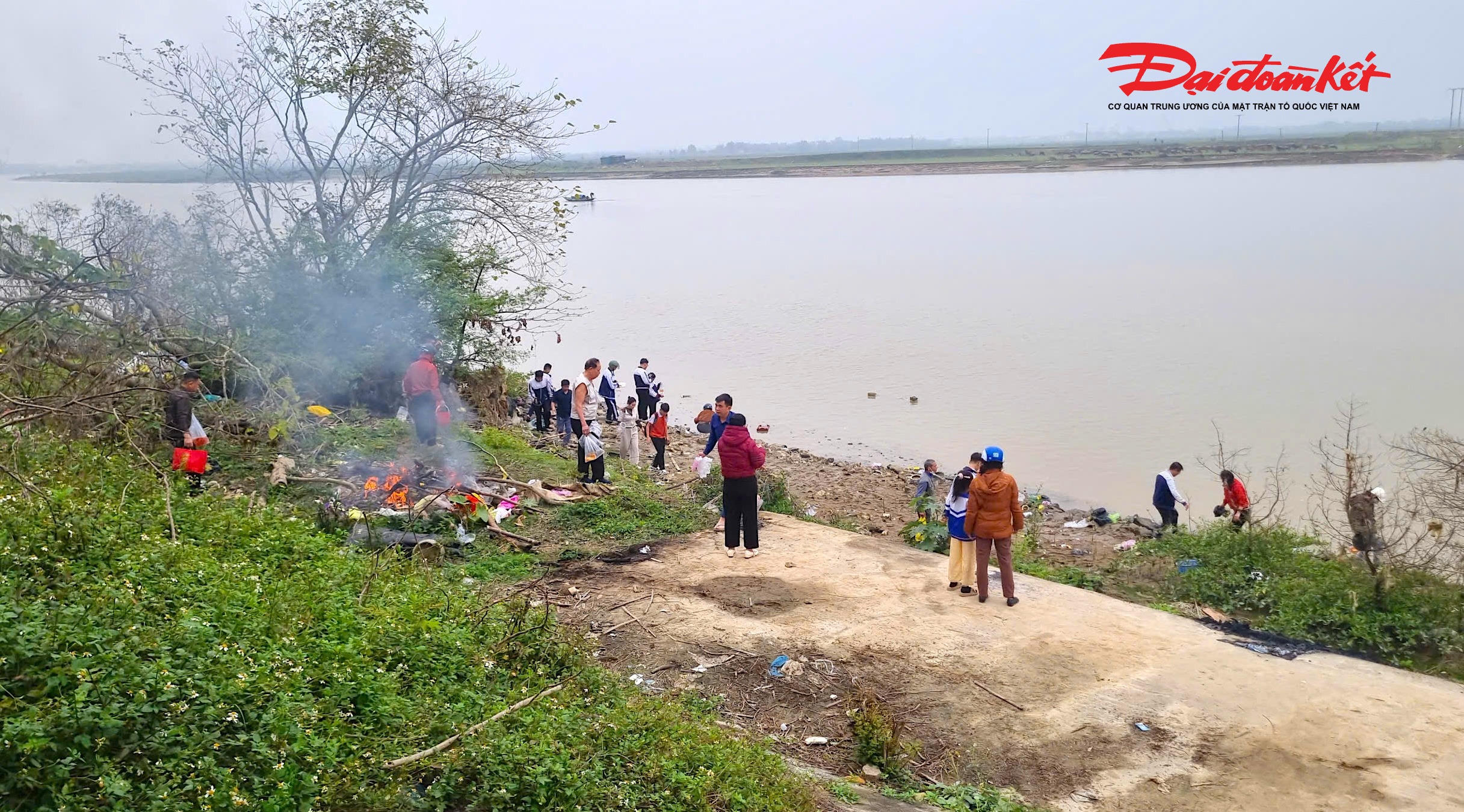 Trên các bậc kè ven sông, ven hồ, thay vì cảnh túi nilon nổi lềnh bềnh như những năm trước, mặt nước khá trong, rác thải ít hẳn. Nhiều người sau khi thả cá đã cẩn thận gom túi bóng, chân hương bỏ đúng nơi quy định, thậm chí nhóm lửa đốt ngay bên bờ sông hoặc gom một chỗ để công nhân môi trường xử lý. Ảnh: ĐB