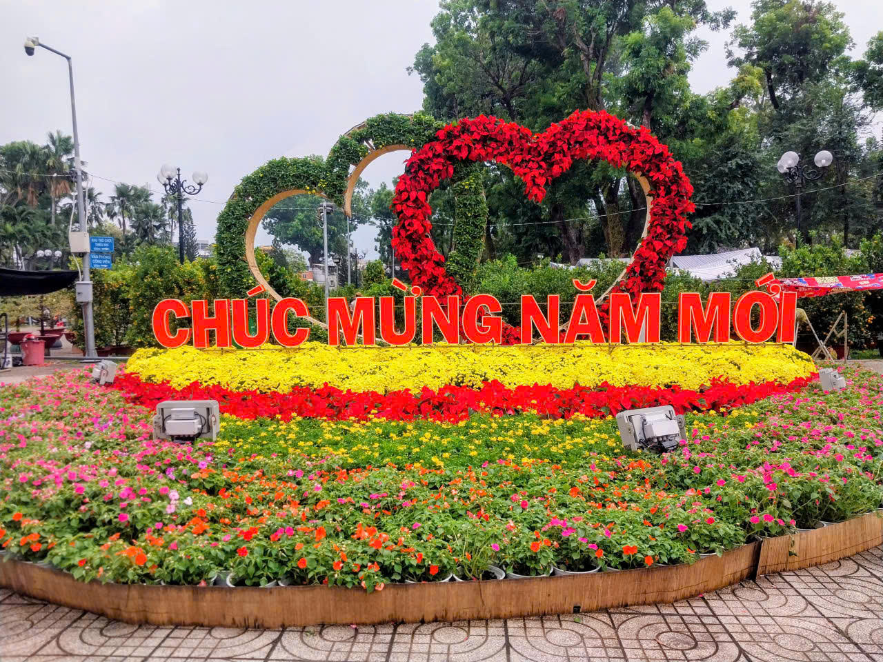 Các loại hoa rực rỡ khoe sắc thắm ngay tại cổng chào của Chợ hoa Xuân tại Công viên Gia Định.