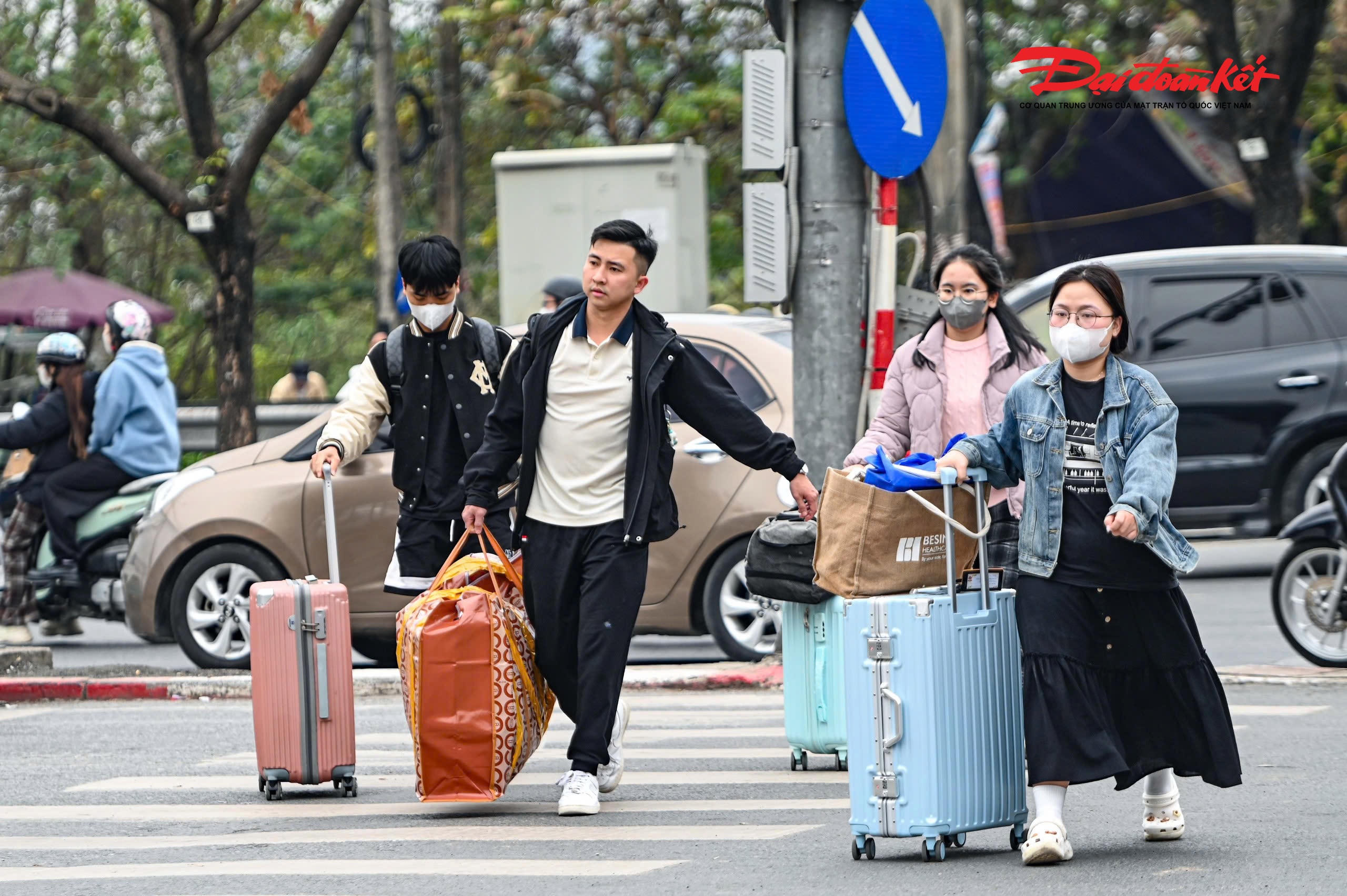 Kỳ nghỉ Tết không chỉ là khoảng thời gian nghỉ ngơi sau một năm lao động vất vả, mà còn là dịp để những người con xa quê trở về đoàn tụ. Dù phải chờ đợi, di chuyển vất vả, nhưng trên gương mặt nhiều hành khách vẫn ánh lên niềm háo hức khi hành trình trở về nhà đã bắt đầu.