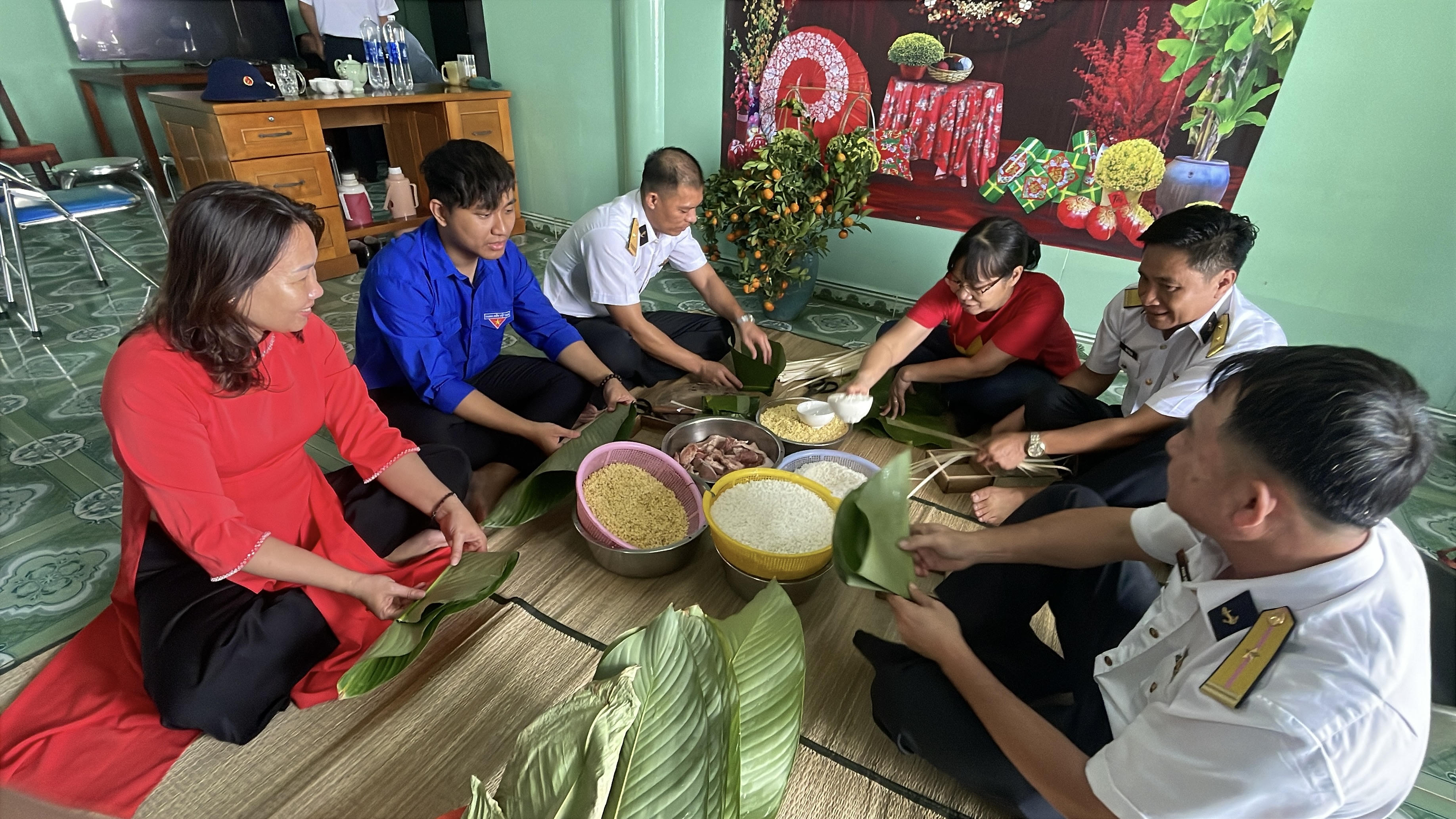 Không khí ấm cúng, đậm đà bản sắc dân tộc giữa trùng khơi sóng gió ngày giáp Tết. Ảnh: Đoàn Xá.