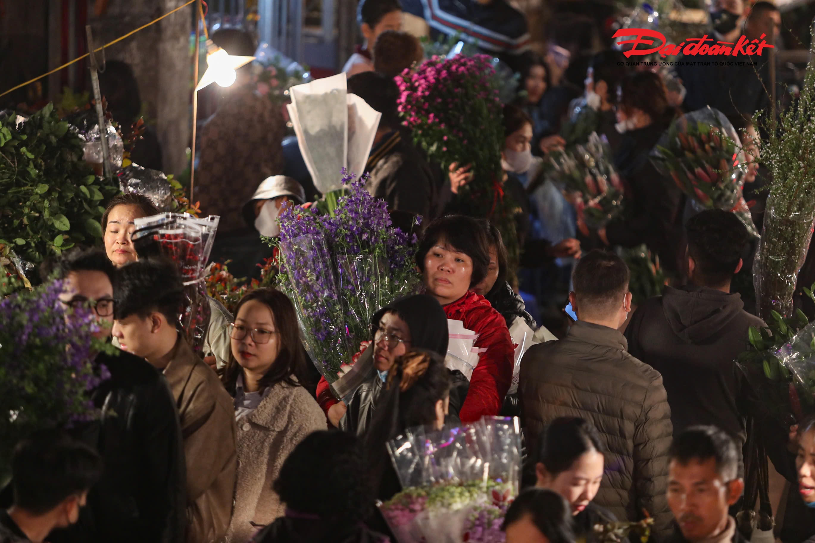 Giá hoa lay ơn thường ngày chỉ 30.000 – 40.000 đồng/10 cành, nay đã tăng lên 100.000 – 140.000 đồng/10 cành.