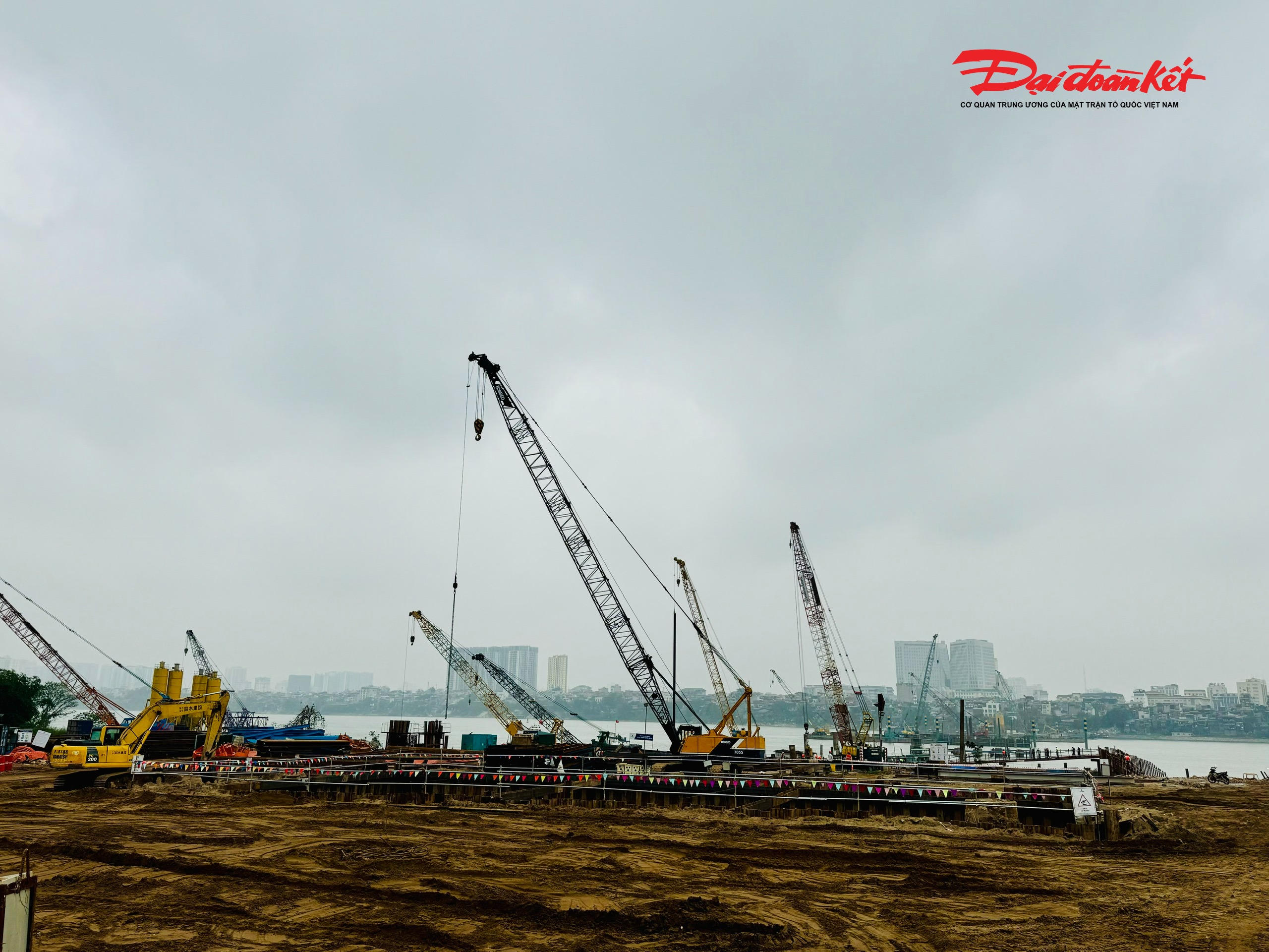 “Hiện nay, phần cầu chính chúng tôi đã được bàn giao. Từ trụ TC2 đến TC7 đã hoàn thành khoan cọc, đạt khối lượng 114/128 cọc. Phía Long Biên đã giải phóng được 7,6/27 ha mặt bằng, tuy nhiên phía Hoàn Kiếm vẫn chưa có mặt bằng để triển khai. Chúng tôi mong muốn được bàn giao mặt bằng trước ngày 31/3 nhằm bảo đảm tiến độ, hoàn thành dự án đúng kế hoạch vào năm 2027”, ông Thùy cho biết.