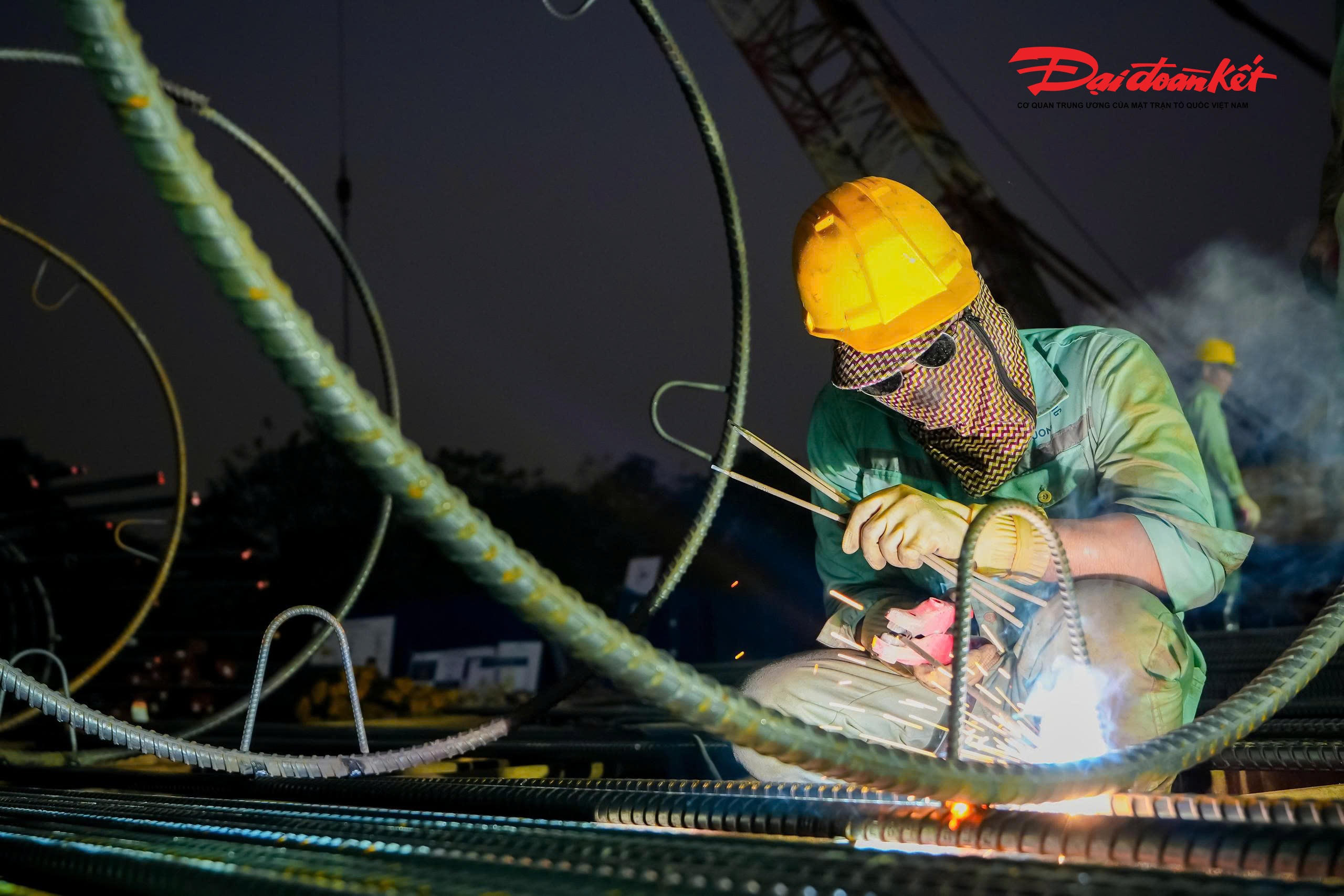 Ông Nguyễn Nam Thùy, Trưởng Ban Quản lý dự án cầu Trần Hưng Đạo (Tập đoàn Sun Group), cho biết đơn vị sẽ tổ chức “Tết công trường” cho đội ngũ kỹ sư, công nhân đang bám trụ thi công, nhằm động viên tinh thần, giúp anh em đón xuân đầm ấm ngay tại công trường nhưng vẫn bảo đảm nhiệm vụ, giữ vững tiến độ dự án.