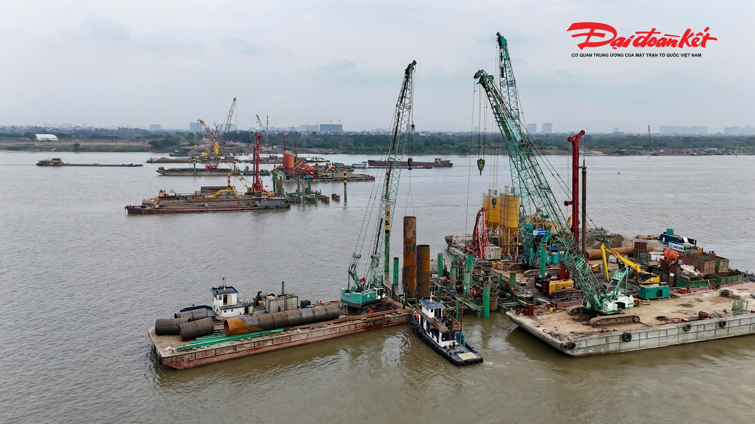 Đại diện các nhà thầu cho biết, mỗi đơn vị đã bố trí 2 mũi thi công tại các trụ cầu chính dưới sông Hồng, huy động hàng trăm kỹ sư, thợ vận hành cùng cán bộ, công nhân làm việc liên tục, xuyên Tết để bảo đảm tiến độ. Đến nay, toàn bộ các trụ cầu đều triển khai đúng kế hoạch, riêng trụ T1 vẫn chưa thể thi công do vướng mắc mặt bằng.