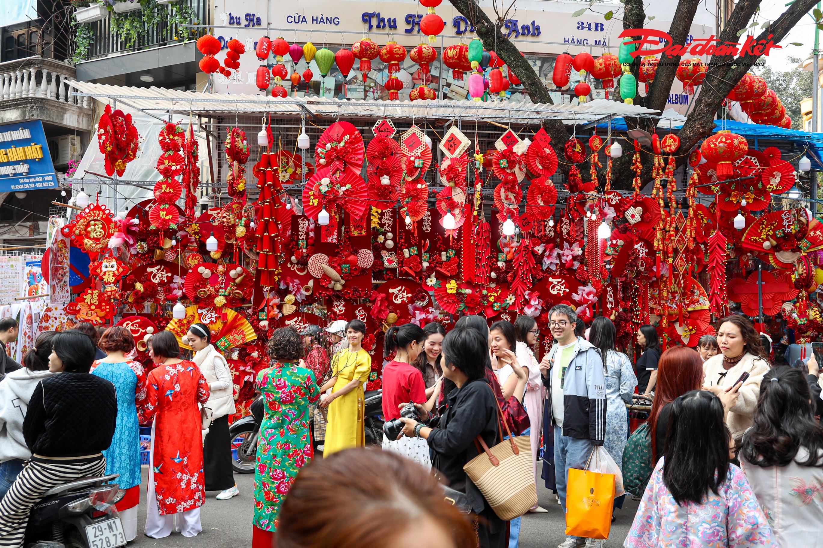 Chợ hoa Hàng Lược hình thành từ đầu thế kỷ XX và được xem là phiên chợ hoa lâu đời bậc nhất Hà Nội, lưu giữ trọn vẹn nét văn hóa Tết giữa lòng phố cổ.