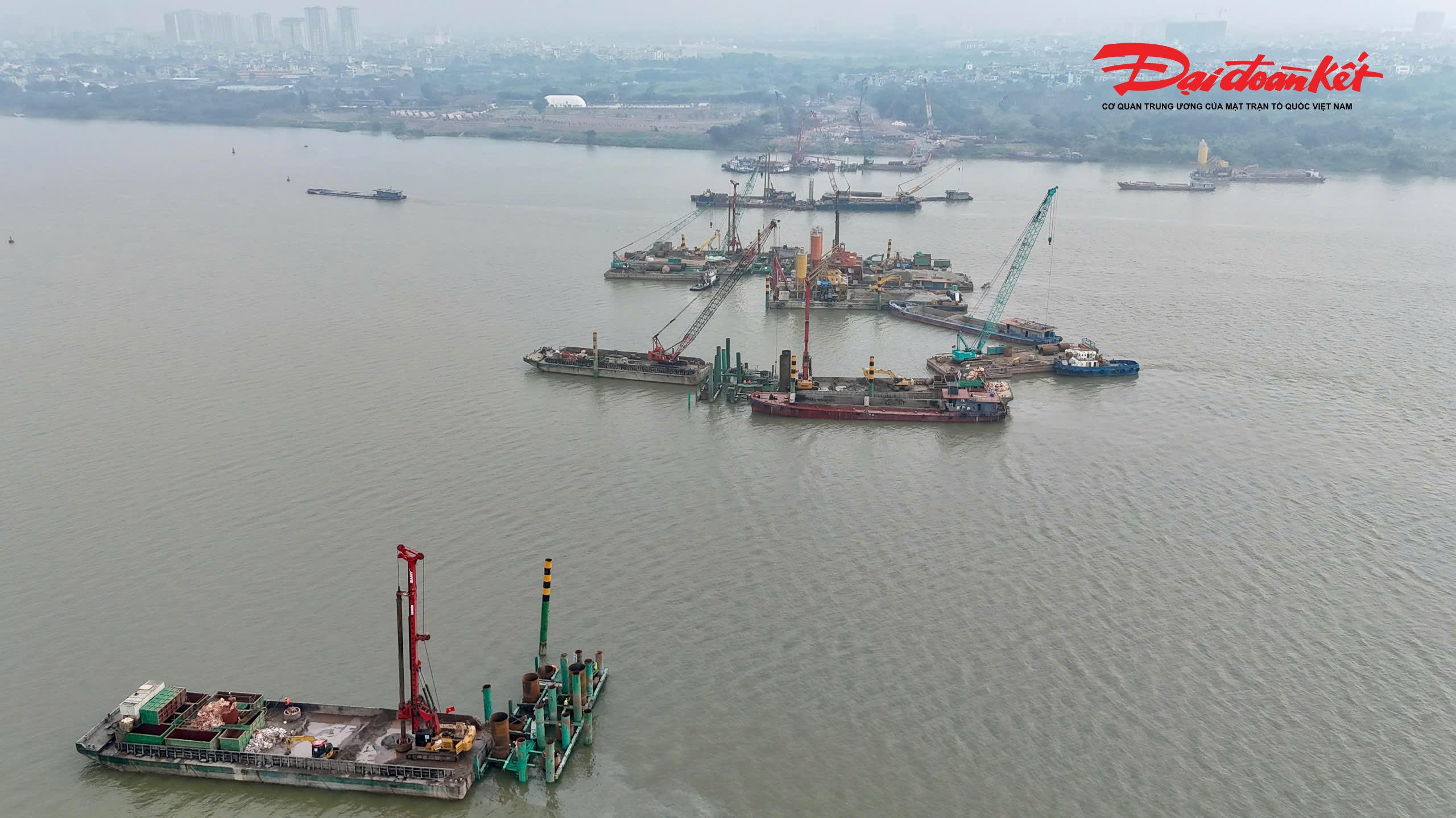 Theo ghi nhận của PV Báo Đại đoàn kết, dù mới khởi công vào tháng 10/2025 nhân dịp kỷ niệm 71 năm Ngày Giải phóng Thủ đô cầu Trần Hưng Đạo bắc qua sông Hồng kết nối khu vực trung tâm quận Hoàn Kiếm, Hai Bà Trưng (cũ) với quận Long Biên (cũ) đã dần lộ rõ hình hài. Những trụ cầu vươn mình trên mặt sông không chỉ đánh dấu tiến độ tích cực của dự án mà còn thắp lên kỳ vọng về một công trình biểu tượng mới, xứng tầm vóc Thủ đô trong kỷ nguyên phát triển mới.