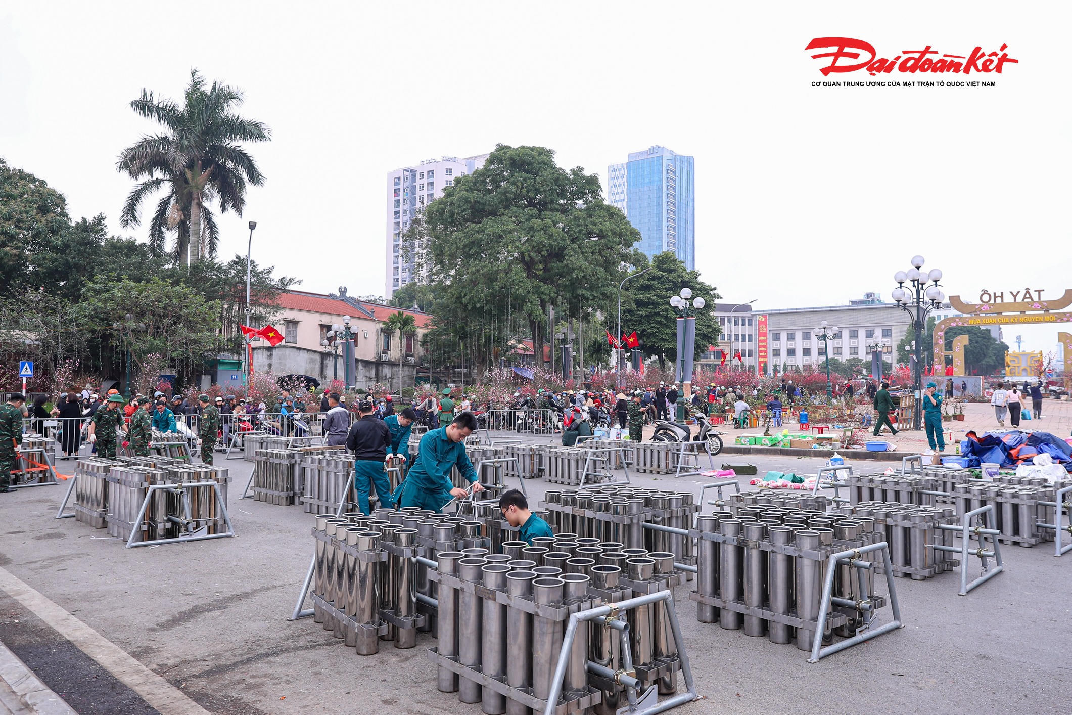 Ghi nhận tại vườn hoa Lạc Long Quân (phường Tây Hồ), công tác lắp đặt được triển khai gấp rút nhưng vẫn tuân thủ nghiêm ngặt yêu cầu kỹ thuật và tiến độ.