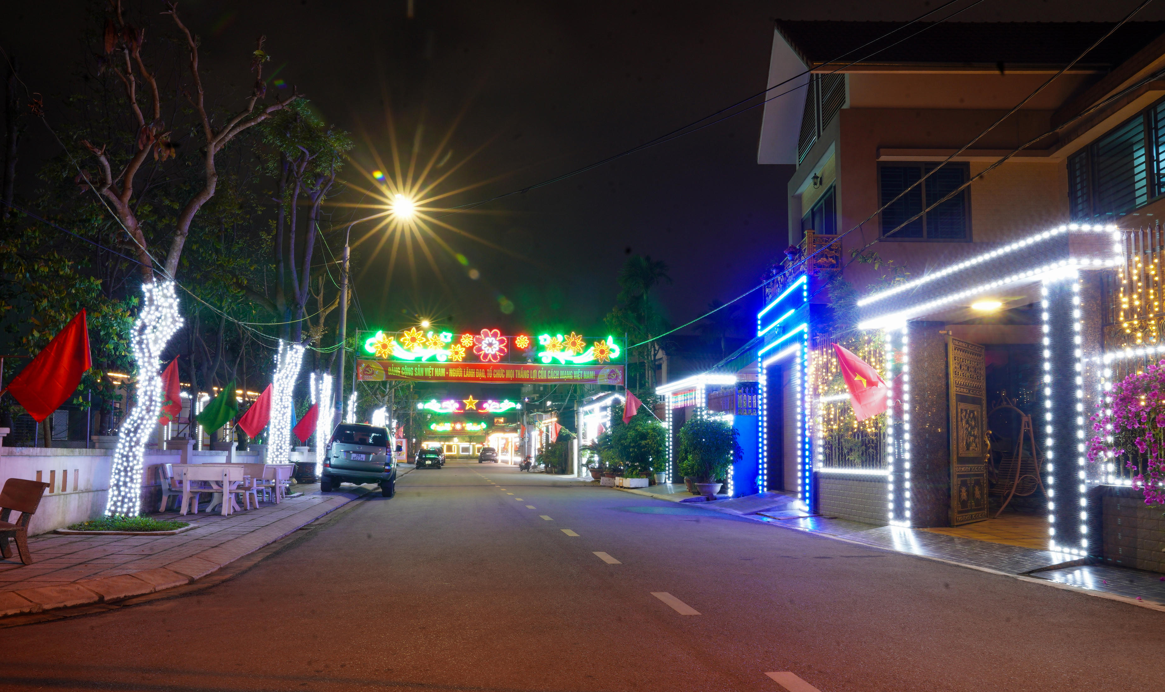 Khi ánh sáng đã phủ kín các tuyến phố và trận địa pháo hoa sẵn sàng khai hỏa, toàn tỉnh bước vào thời khắc chuyển giao năm mới trong tâm thế hân hoan, tin tưởng. Ảnh: Cẩm Kỳ&nbsp;