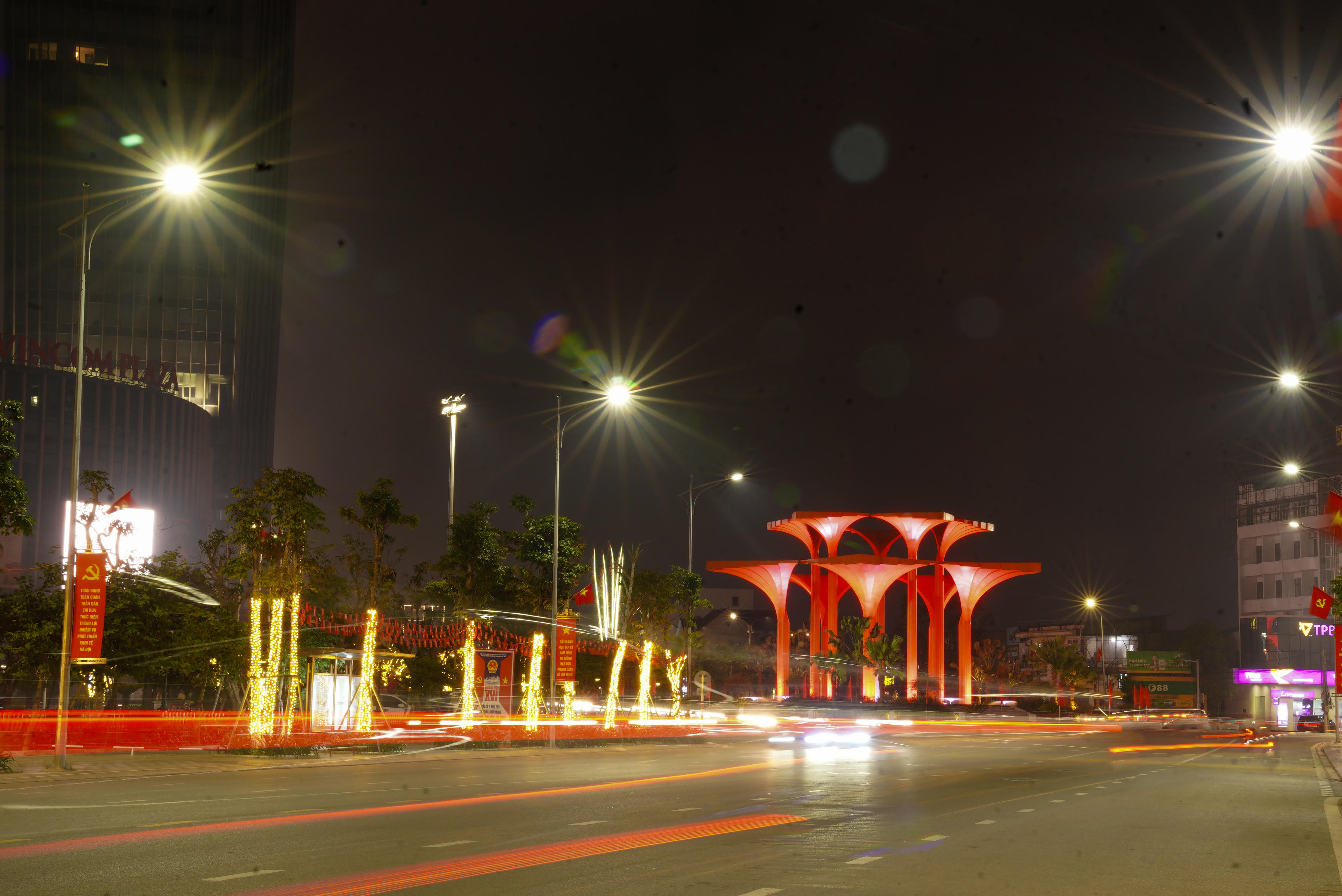 Tại phường Thành Sen, không khí Tết hiện hữu rõ nét trên từng cung đường. Ảnh: Cẩm Kỳ&nbsp;