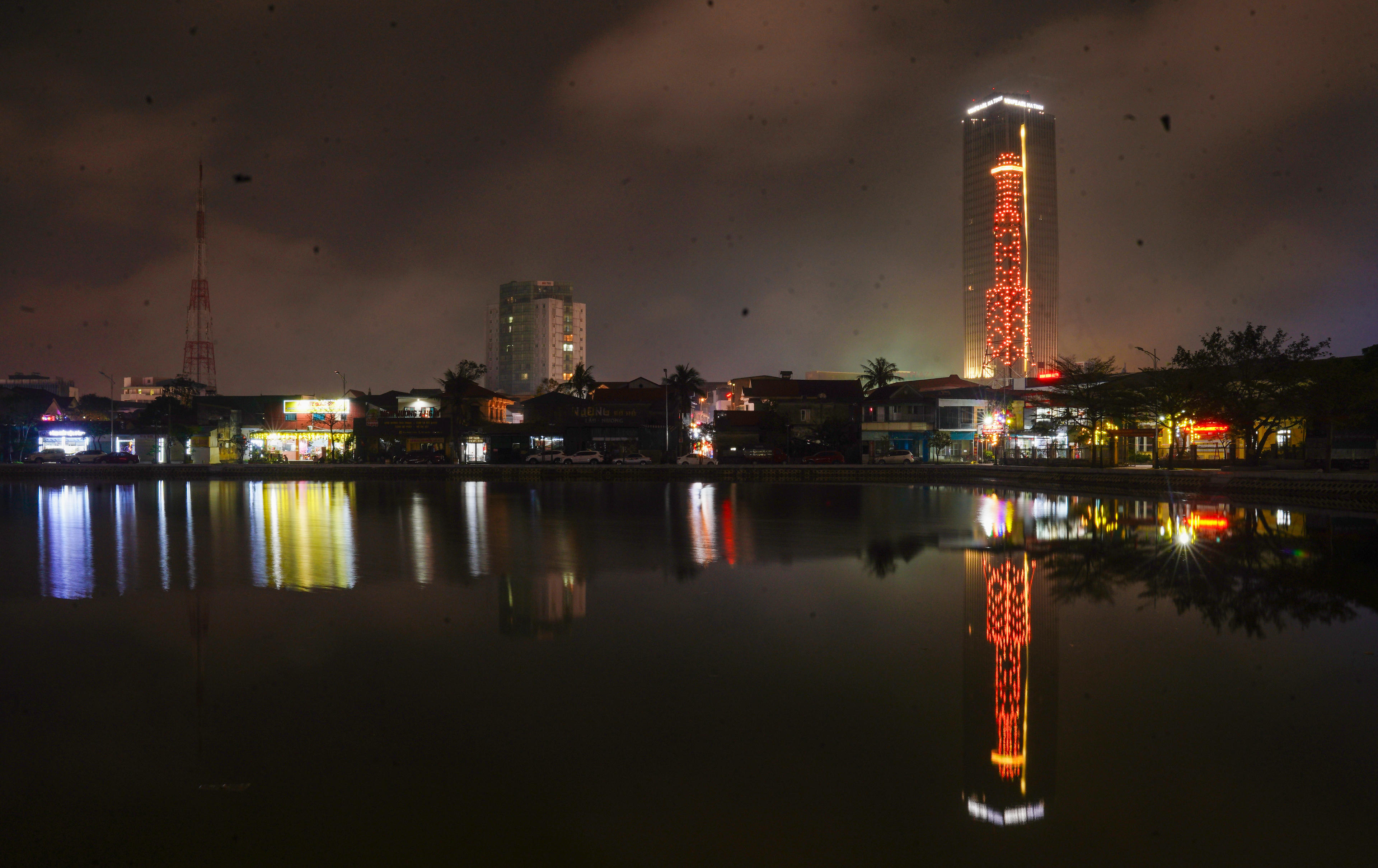 Mặt hồ Lý Tự Trọng (phường Thành Sen) lung linh ánh đèn. Ảnh: Cẩm Kỳ&nbsp;