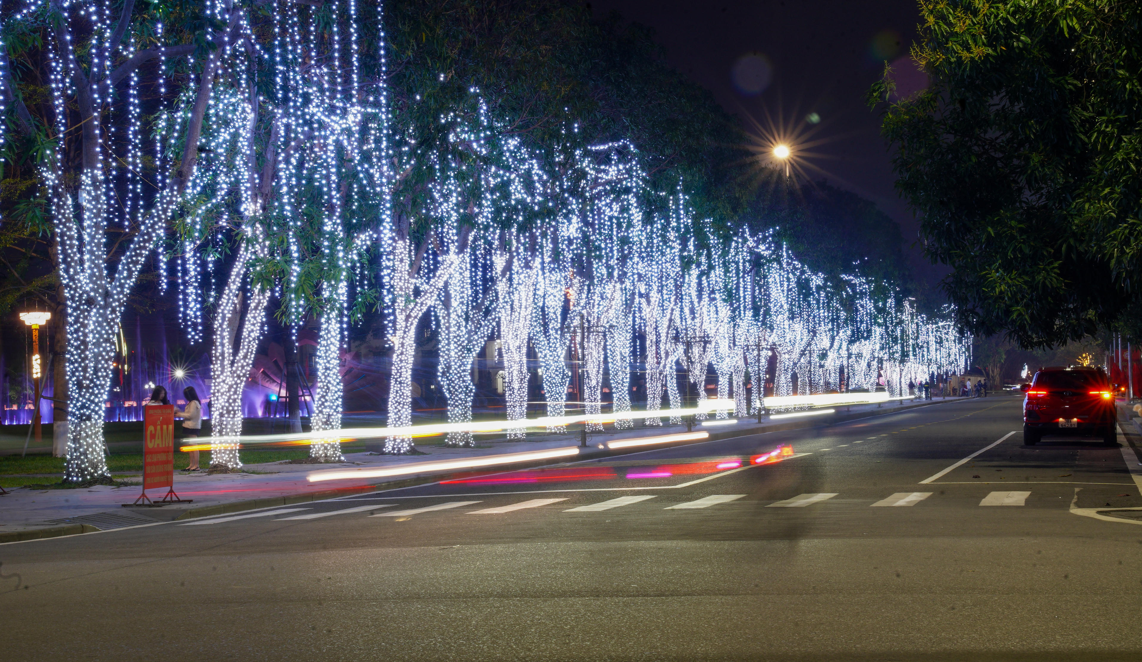 Ánh đèn tại đường Nguyễn Thiếp (phường Thành Sen) tạo nên bức tranh chung đầy sắc xuân. Ảnh: Cẩm Kỳ