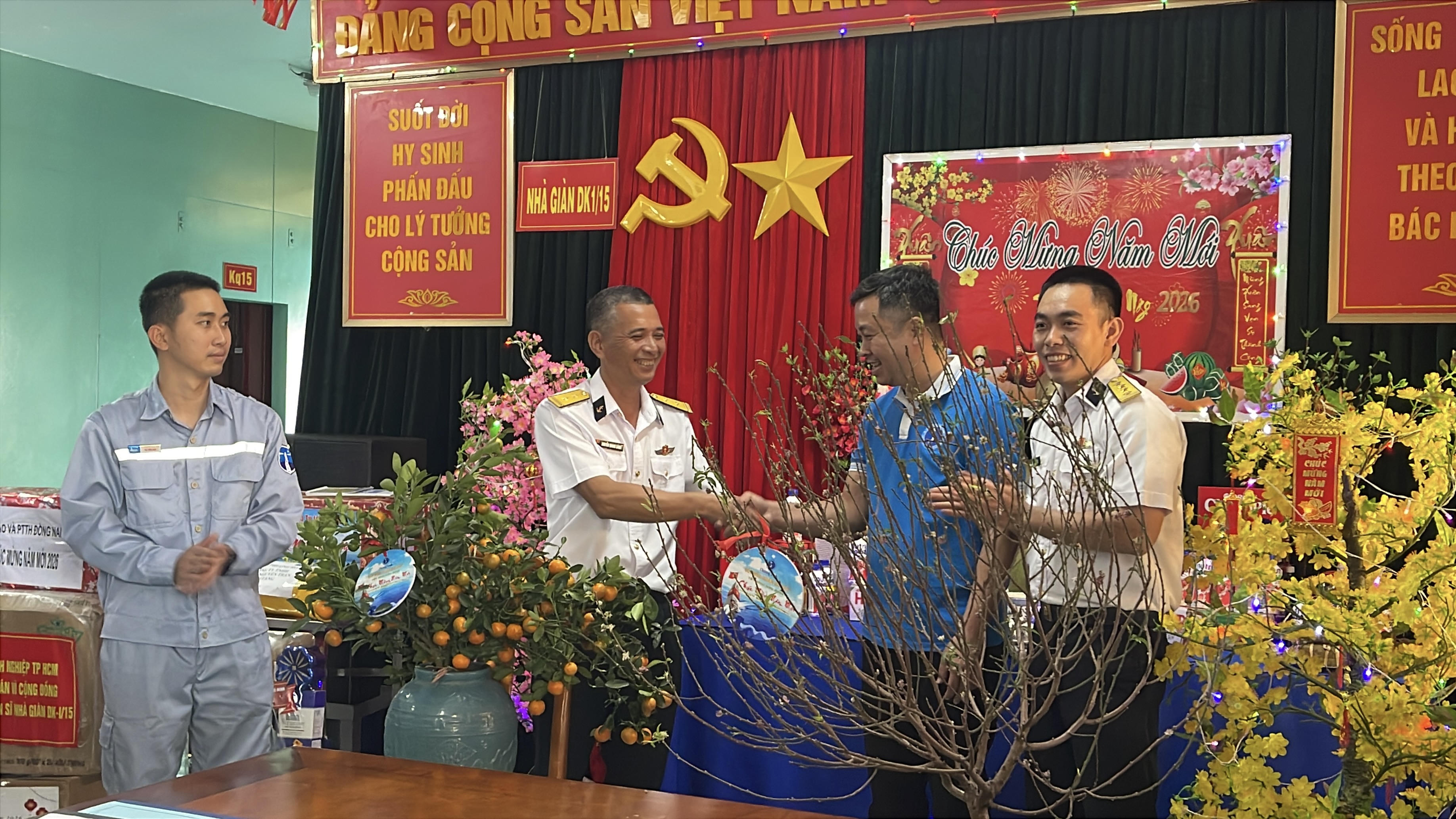 Không khí mùa xuân tràn ngập trên nhà giàn DK1/15 ở bãi Tư Chính. Ảnh: Đoàn Xá.