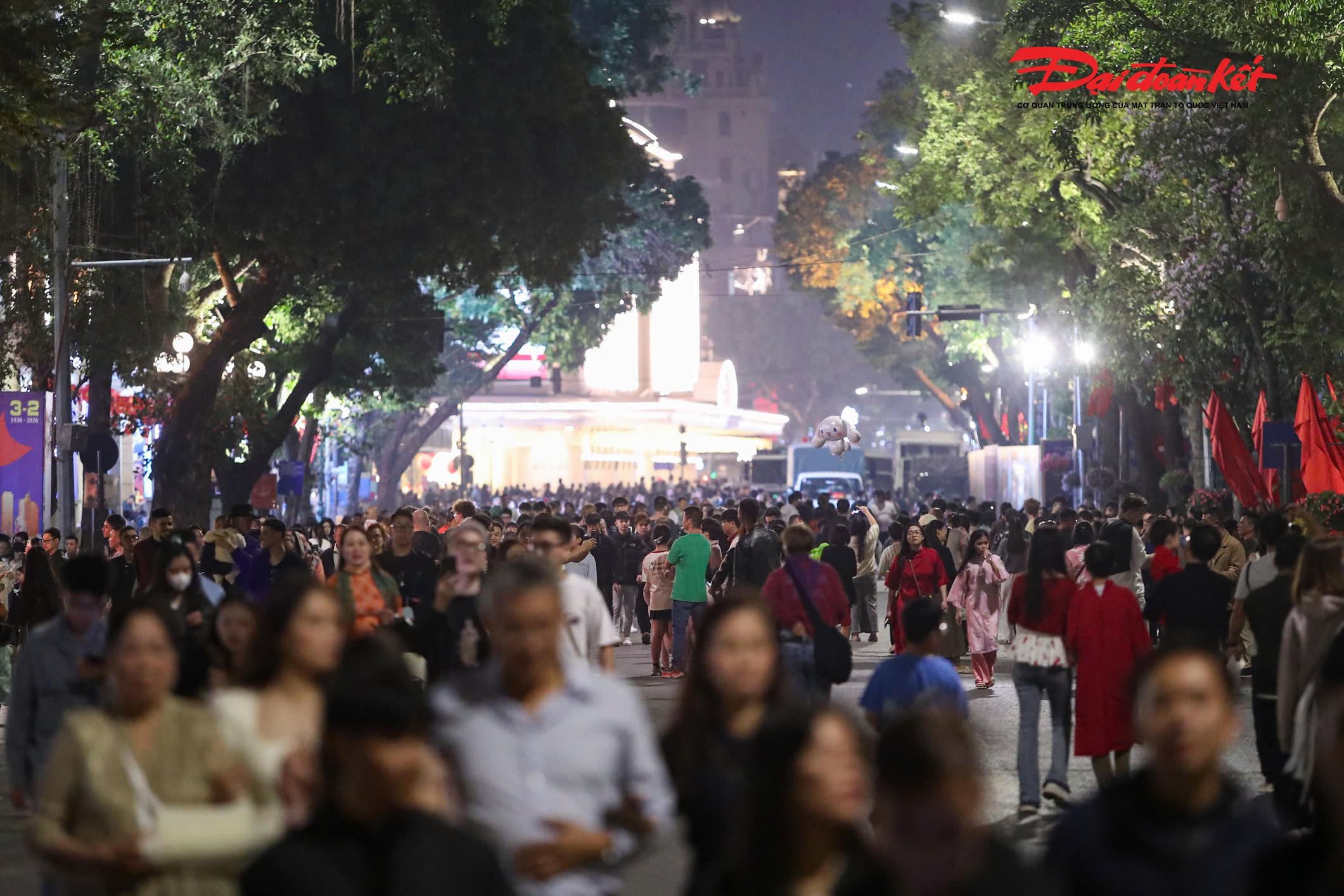 Ngay từ 22h tối 16/2, nhiều tuyến phố dẫn vào trung tâm phường Hoàn Kiếm (Hà Nội) đã ken đặc người. Dòng người từ khắp ngả đường&nbsp; ùn ùn đổ về khu vực hồ Hoàn Kiếm mỗi lúc một đông, tạo nên bầu không khí rộn ràng, náo nức trước thời khắc giao thừa.