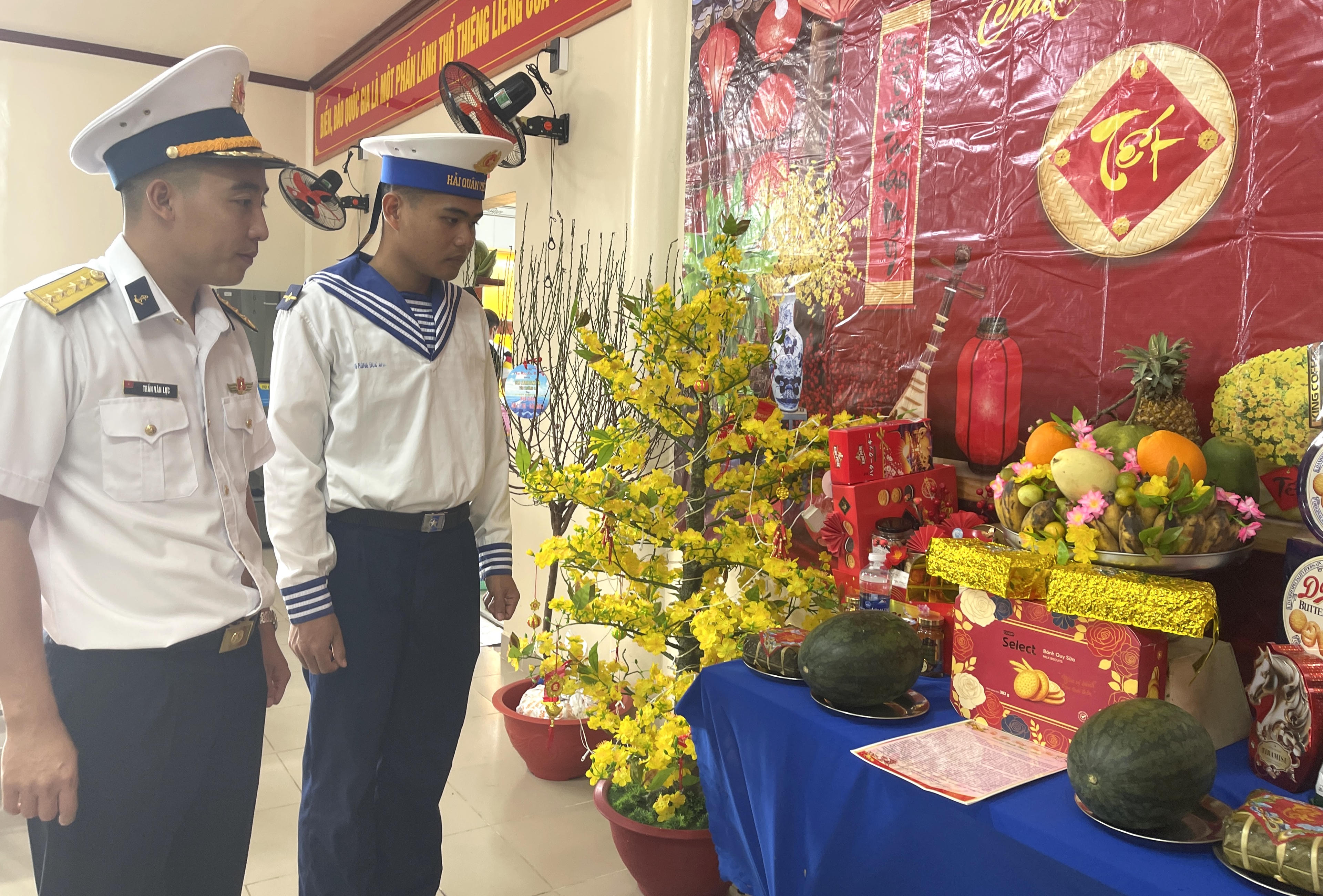 Cán bộ chiến sĩ nhà giàn DK1/10 ở bãi Cà Mau đón năm mới. Ảnh: Đoàn Xá.