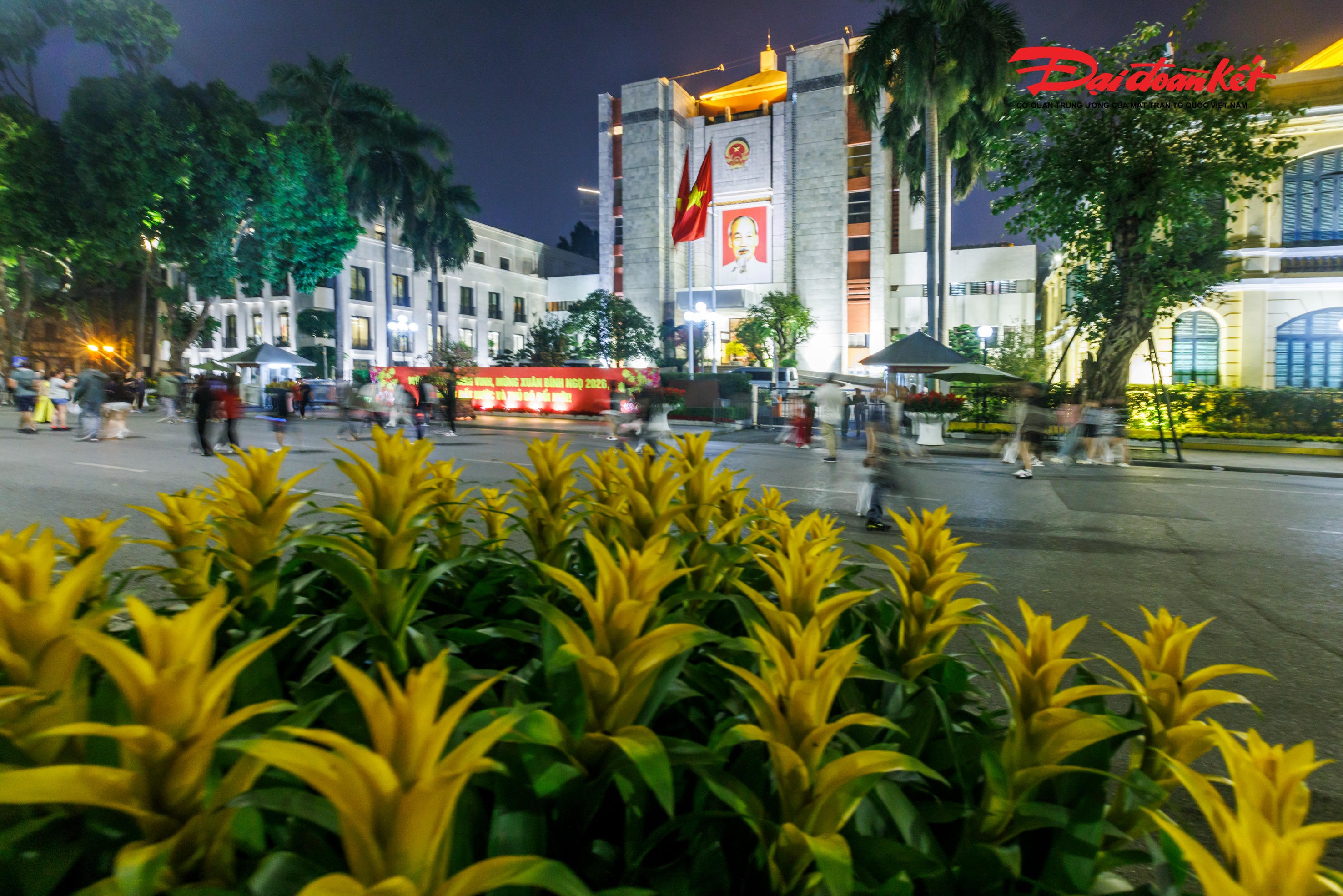 Khu vực quanh Tháp Rùa nổi bật giữa không gian rực rỡ ánh sáng, trở thành điểm nhấn trong nhiều bức ảnh lưu niệm. Hình ảnh pháo hoa bừng sáng phía trên Tháp Rùa được chia sẻ rộng rãi trên mạng xã hội, góp phần lan tỏa vẻ đẹp của Hà Nội trong đêm giao thừa.
