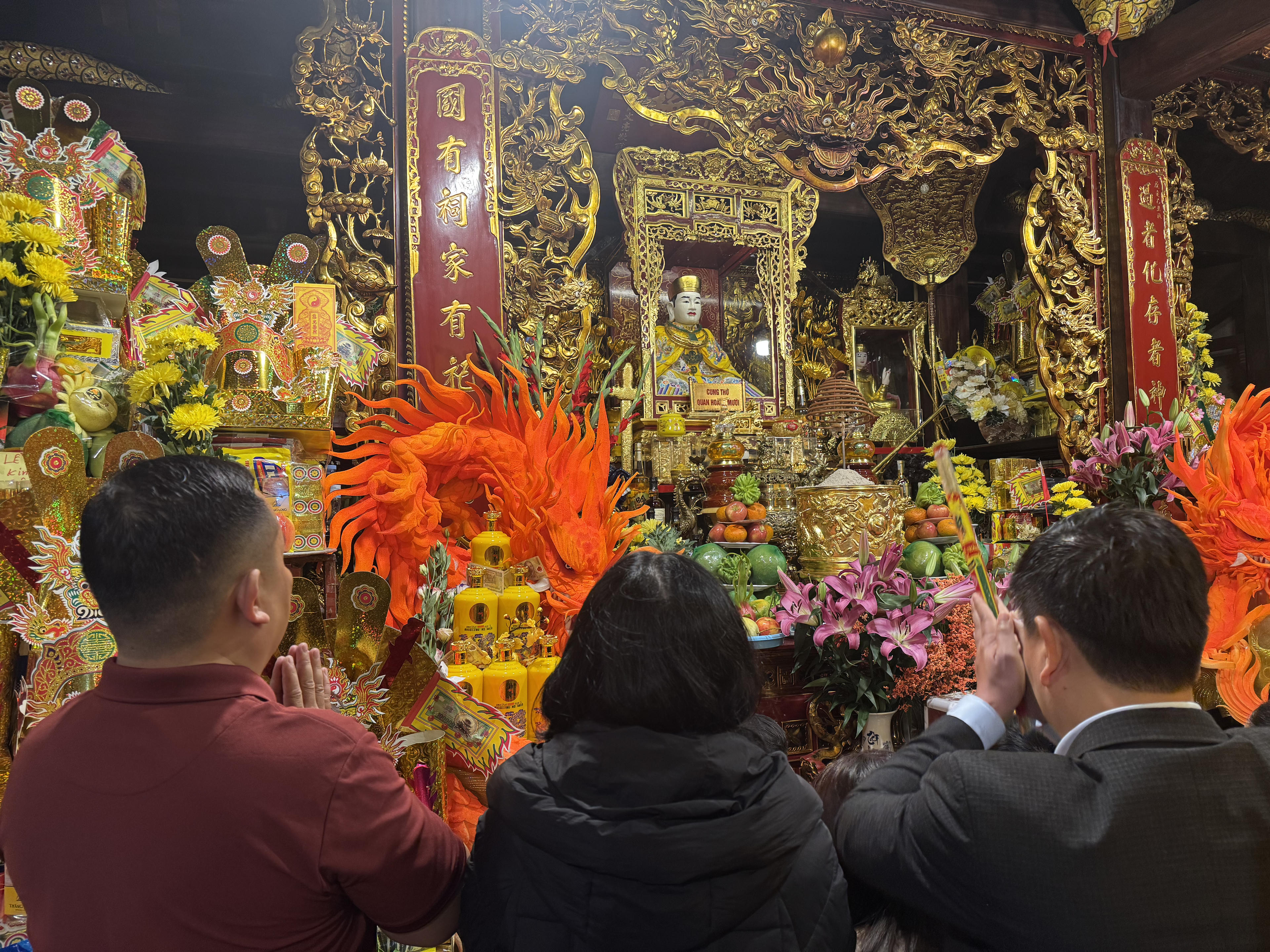 Người dân chiêm bái tại cung thờ Quan Hoàng Mười. Ảnh: Quốc Thanh