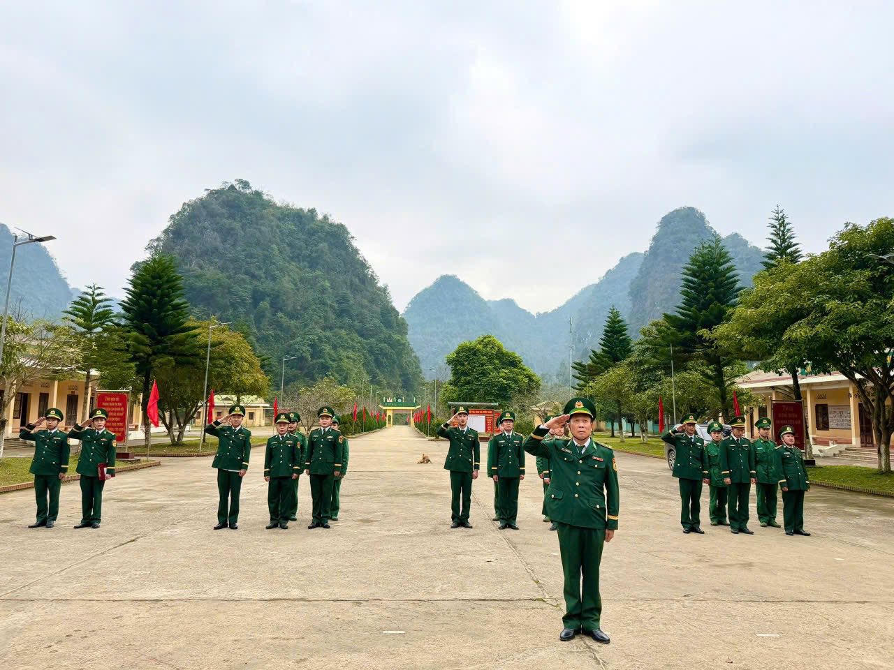 Lễ chào cờ đầu năm là hoạt động chính trị có ý nghĩa sâu sắc, góp phần giáo dục, bồi đắp lòng yêu nước, tinh thần trách nhiệm và quyết tâm bảo vệ vững chắc chủ quyền lãnh thổ, an ninh biên giới quốc gia ngay từ những ngày đầu, tháng đầu của năm mới.&nbsp;Ảnh: BĐBP Cao Bằng.