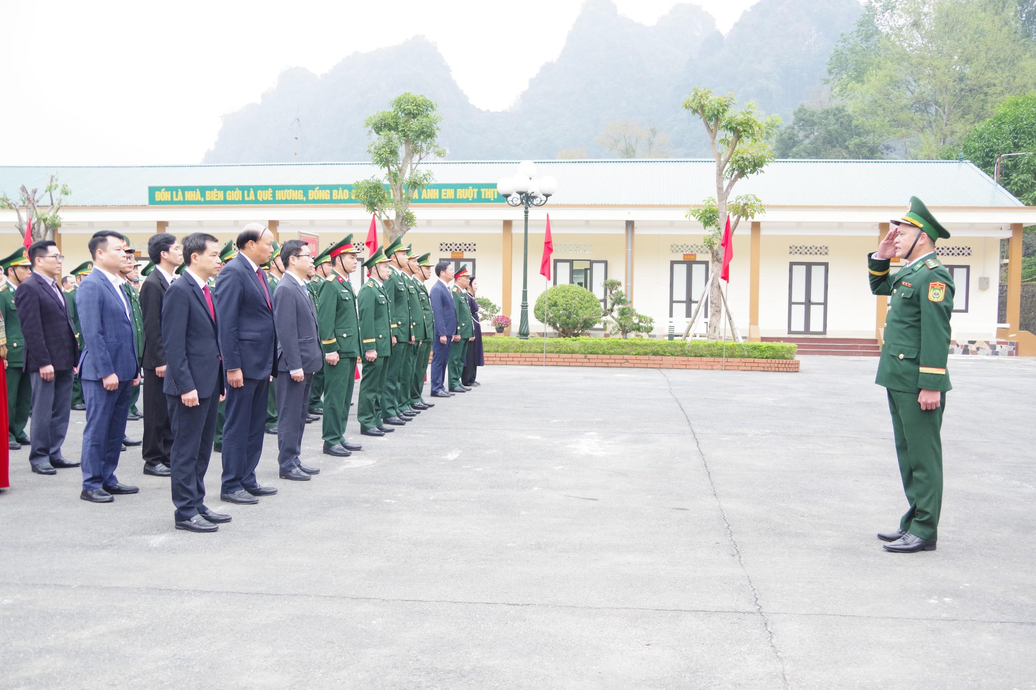 Trong không khí thiêng liêng của ngày đầu năm mới, đoàn công tác của tỉnh Cao Bằng cùng cán bộ, chiến sĩ Đồn Biên phòng Đàm Thủy long trọng tổ chức Lễ chào cờ đầu xuân, thể hiện quyết tâm bảo vệ vững chắc chủ quyền, an ninh biên giới quốc gia ngay từ những ngày đầu, tháng đầu của năm mới. Toàn thể đại biểu, cán bộ, chiến sĩ đứng nghiêm, đồng thanh hát Quốc ca, thể hiện niềm tự hào và trách nhiệm của người lính nơi phên dậu Tổ quốc.&nbsp;Ảnh: BĐBP Cao Bằng.