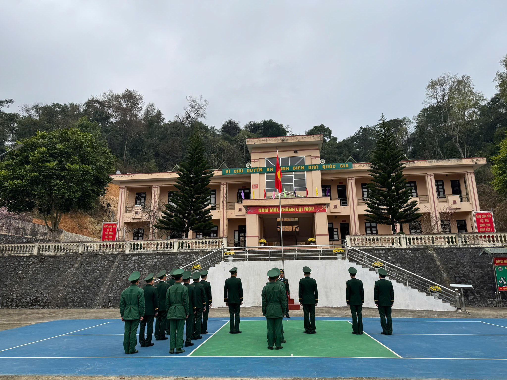 Cũng trong sáng mùng 1 Tết, các đơn vị trong Bộ đội Biên phòng tỉnh Cao Bằng đồng loạt tổ chức Lễ chào cờ chủ quyền đầu năm mới.&nbsp;Ảnh: BĐBP Cao Bằng.
