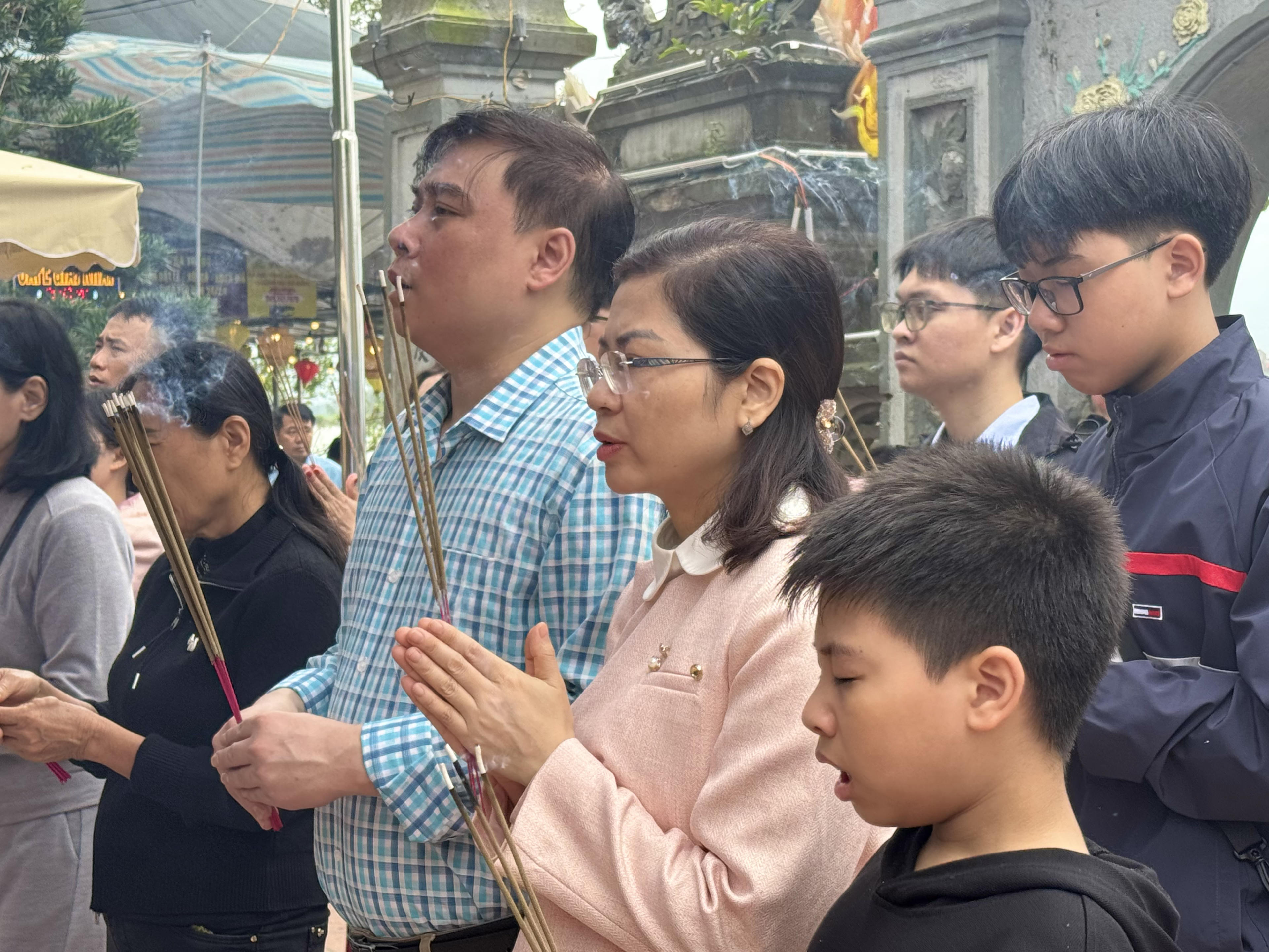 Đền Chợ Củi được công nhận xếp hạng Di tích lịch sử - văn hóa cấp Quốc gia theo Quyết định số 57/QĐ-VH ngày 18/01/1993, là một địa điểm du lịch tâm linh hấp dẫn, thu hút đông đảo du khách thập phương về tham quan, chiêm bái, đặc biệt các dịp lễ, Tết. Ảnh: Quốc Thanh