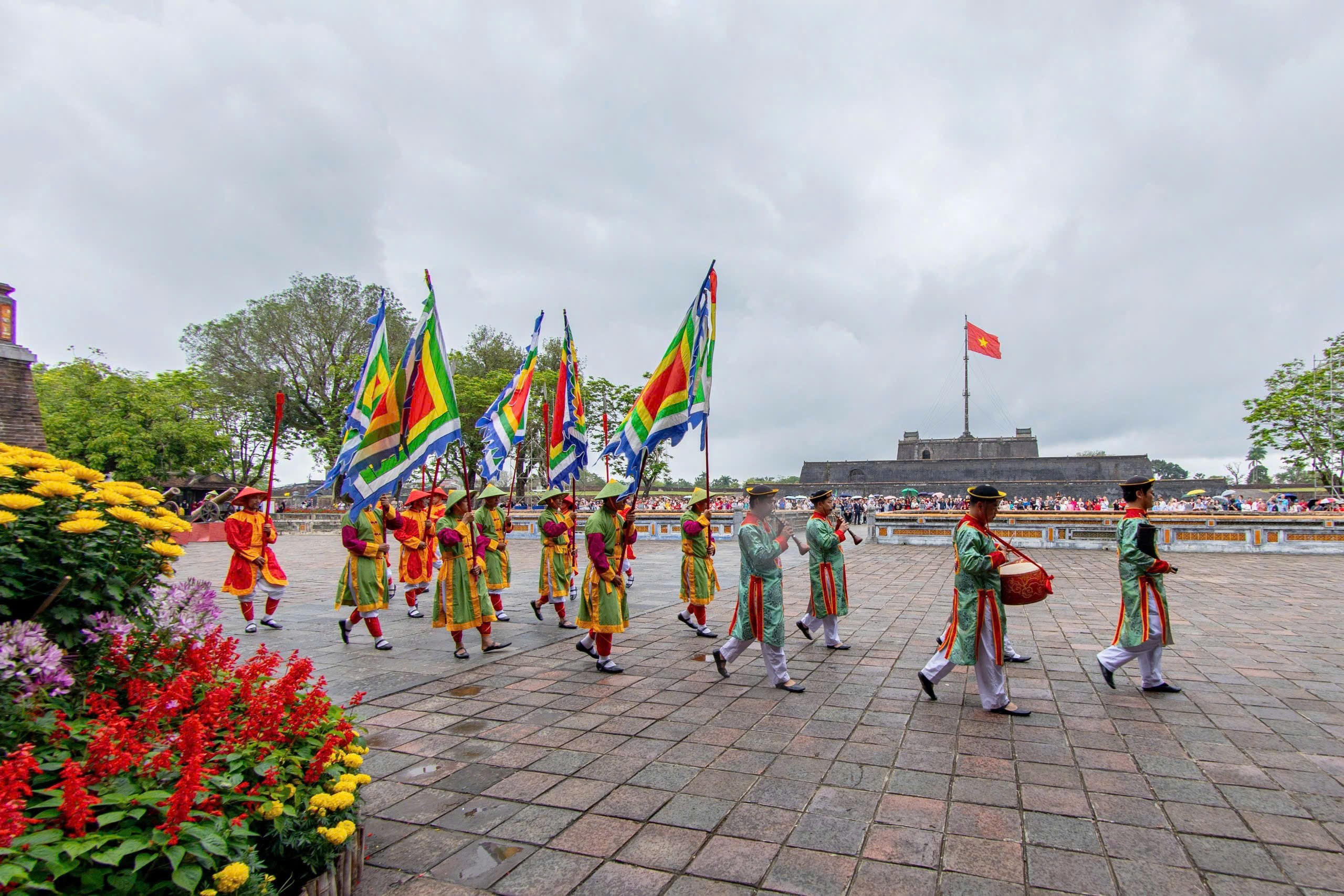 Ngay từ sáng sớm, không khí trong Hoàng cung rộn ràng với nhiều hoạt động văn hóa đặc sắc.&nbsp;Ảnh: CTV.