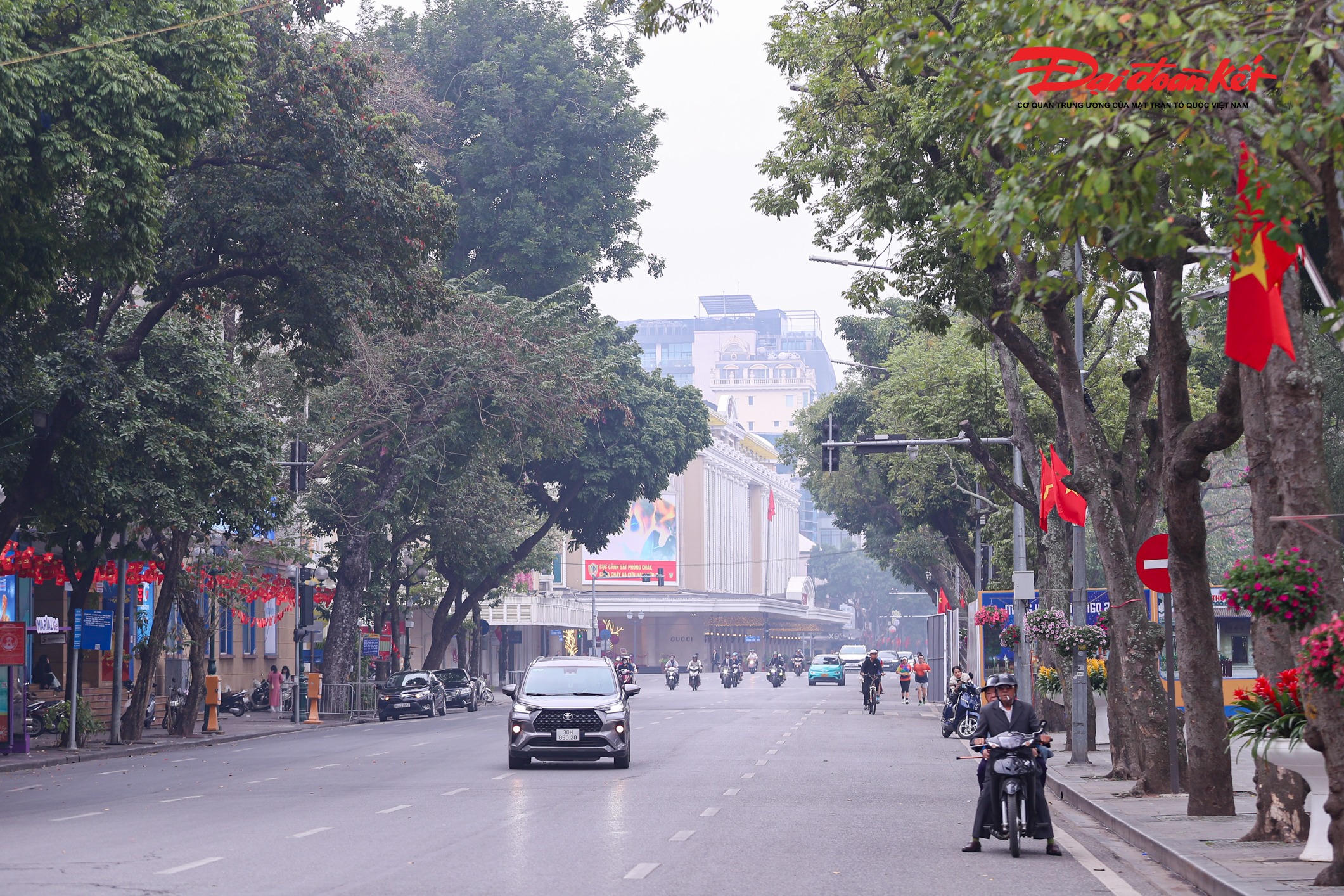 Theo ghi nhận của PV Báo Đại đoàn kết, ngày mùng 1 Tết những con phố trung tâm như Tràng Tiền, Đinh Tiên Hoàng, Hàng Khay… thưa thớt phương tiện qua lại. Hình ảnh vài nhóm người dân diện áo dài rực rỡ dạo quanh hồ, lưu lại những khoảnh khắc đầu năm mới.&nbsp;