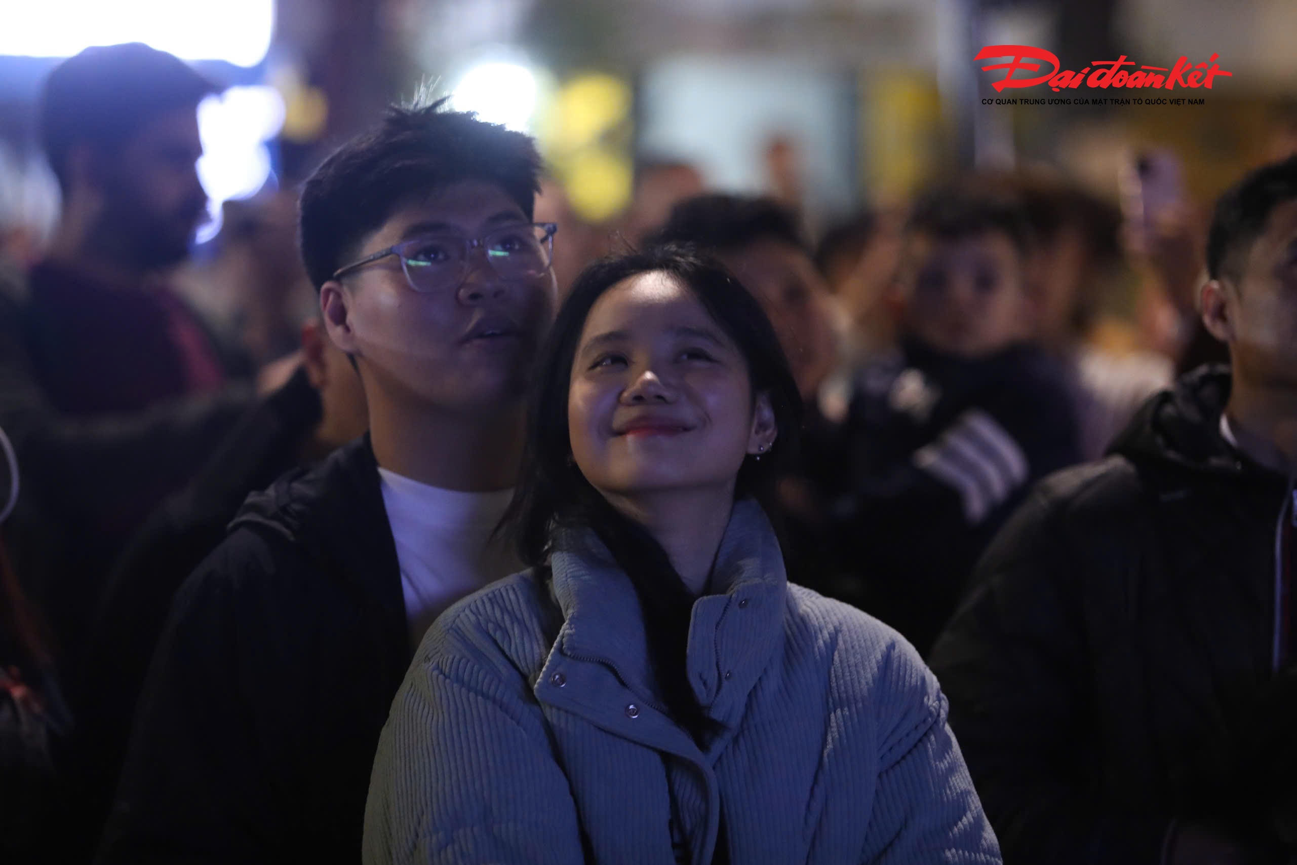 Chia sẻ với PV, một cặp đôi cho biết: “Chúng tôi đã chờ khoảnh khắc này suốt cả buổi tối. Được ở cạnh nhau trong thời khắc giao thừa, giữa không gian thiêng liêng của Hồ Gươm khiến tôi cảm thấy năm mới sẽ thật đặc biệt”.