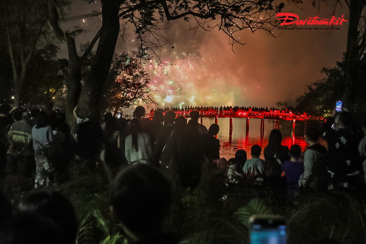  Khoảnh khắc pháo hoa rực sáng trên bầu trời Hồ Gươm sẽ tiếp tục là ký ức đẹp mở đầu cho hành trình của một năm mới An Khang, Thịnh Vượng.
