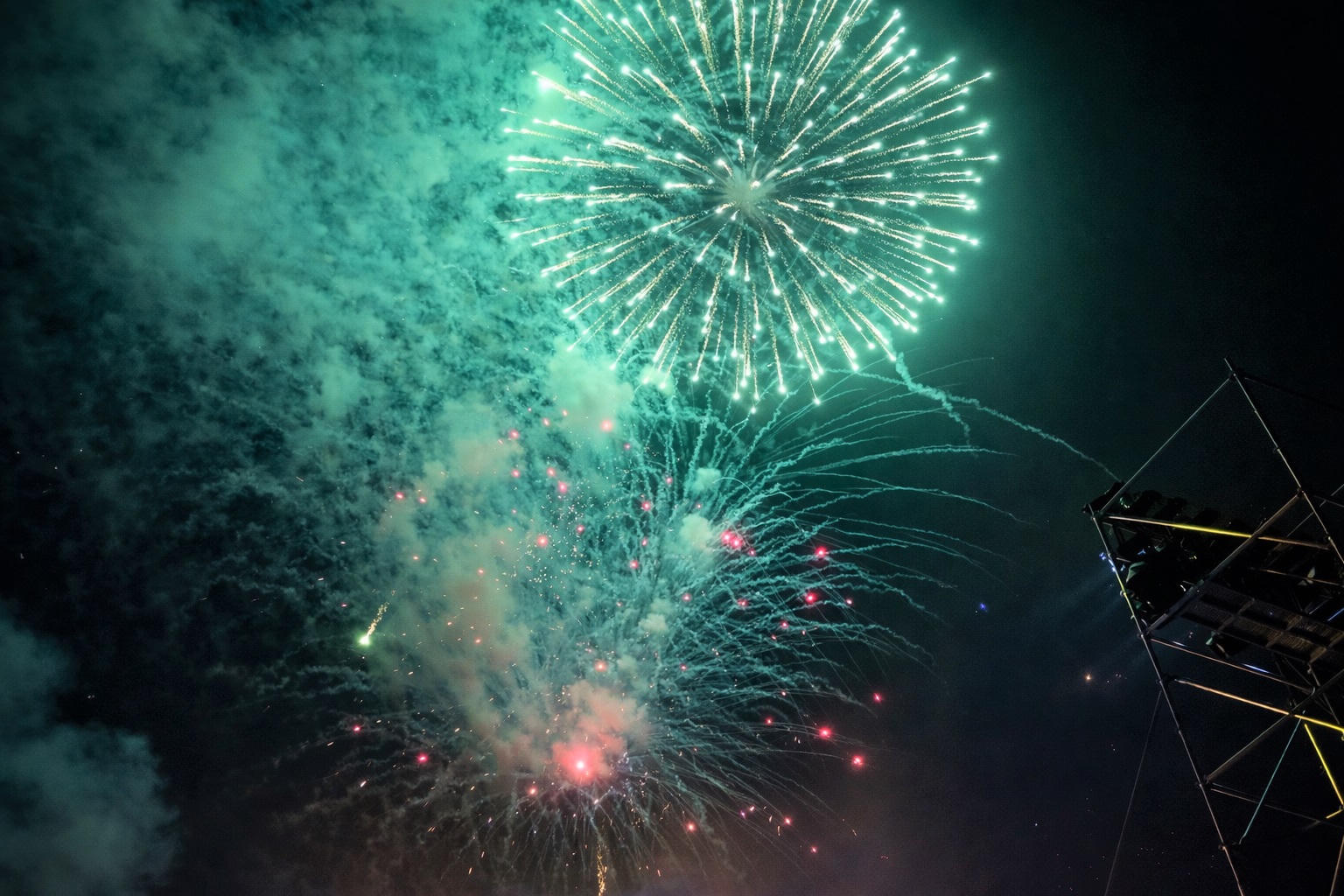 Những màn pháo hoa lung linh trên bầu trời TP Đà Nẵng chào mừng năm mới 2026. Ảnh: Nguyễn Tín.