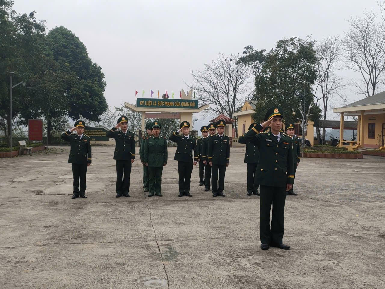 Cán bộ, chiến sĩ Đồn Biên phòng Quang Long nghiêm trang thực hiện nghi lễ chào cờ.&nbsp;Ảnh: BĐBP Cao Bằng.