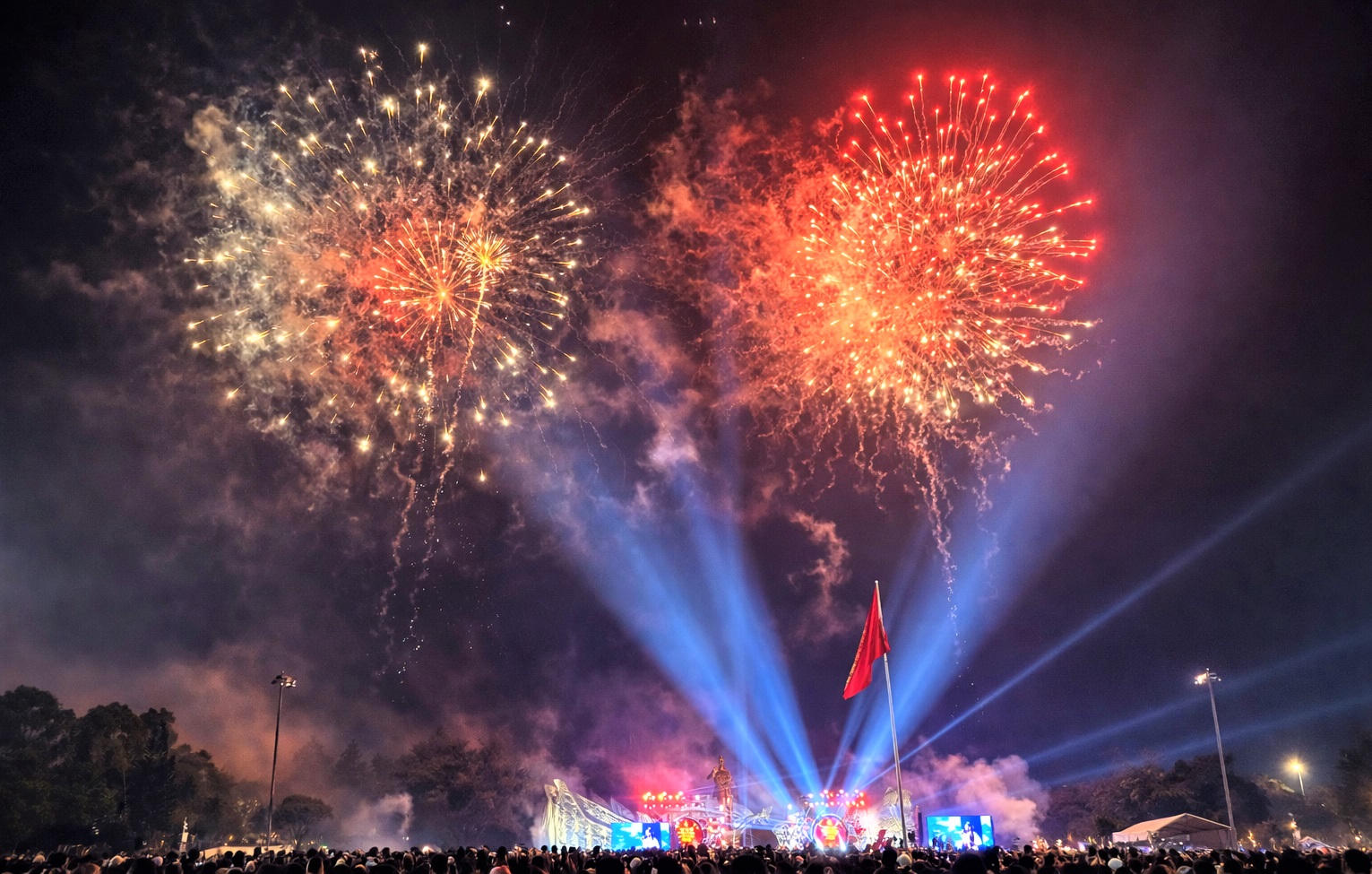 Tại Quảng trường Đại đoàn kết bắn pháo hoa chào mừng năm mới 2026. Ảnh: Đình Sang.