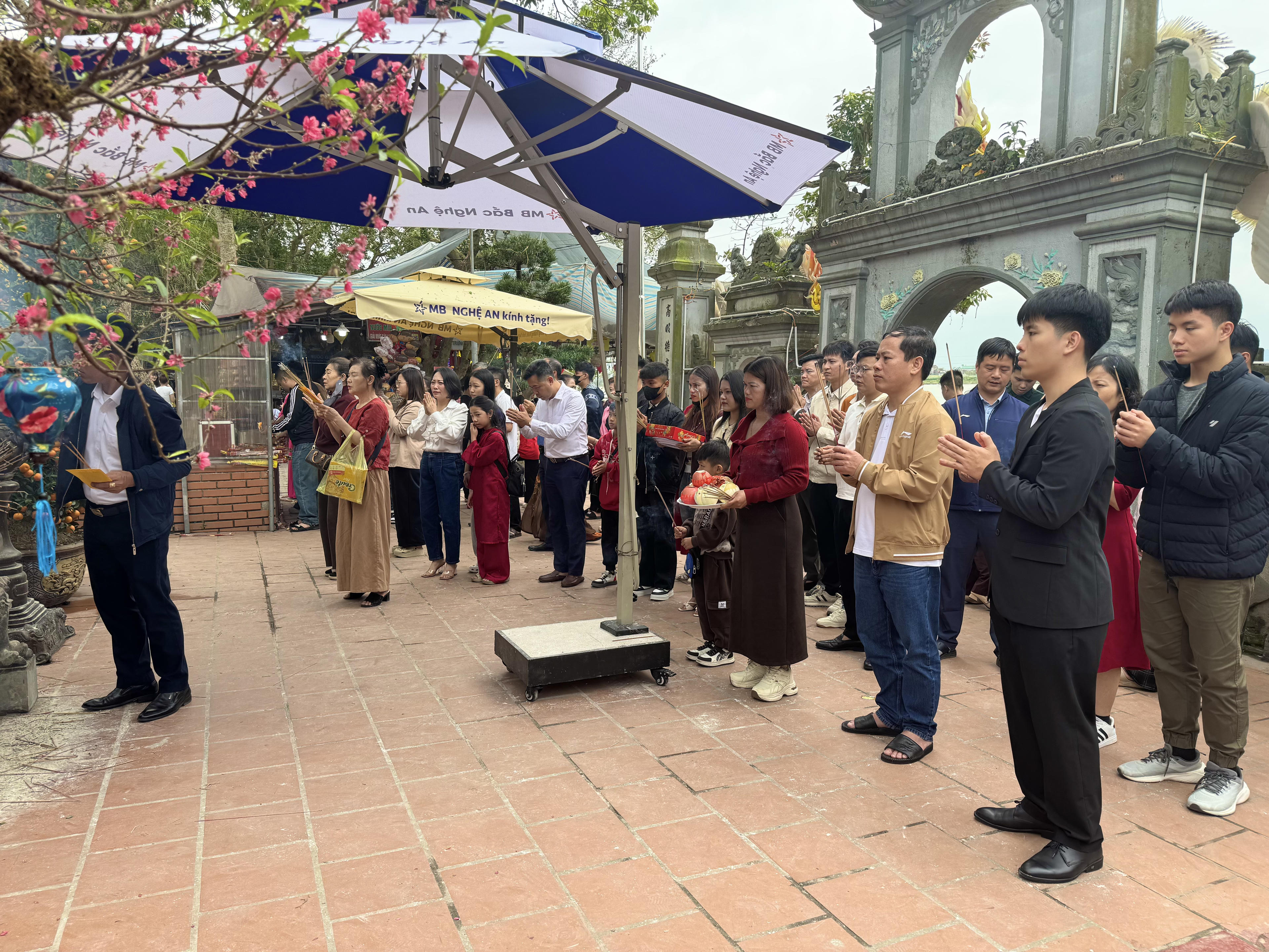 Đền Chợ Củi thuộc địa phận xã Nghi Xuân, tỉnh Hà Tĩnh, còn có tên chữ là Khu Độc Linh từ. Đền được xây dựng vào thời Hậu Lê thờ Thánh Mẫu, thờ quan Hoàng Mười. Ảnh: Quốc Thanh