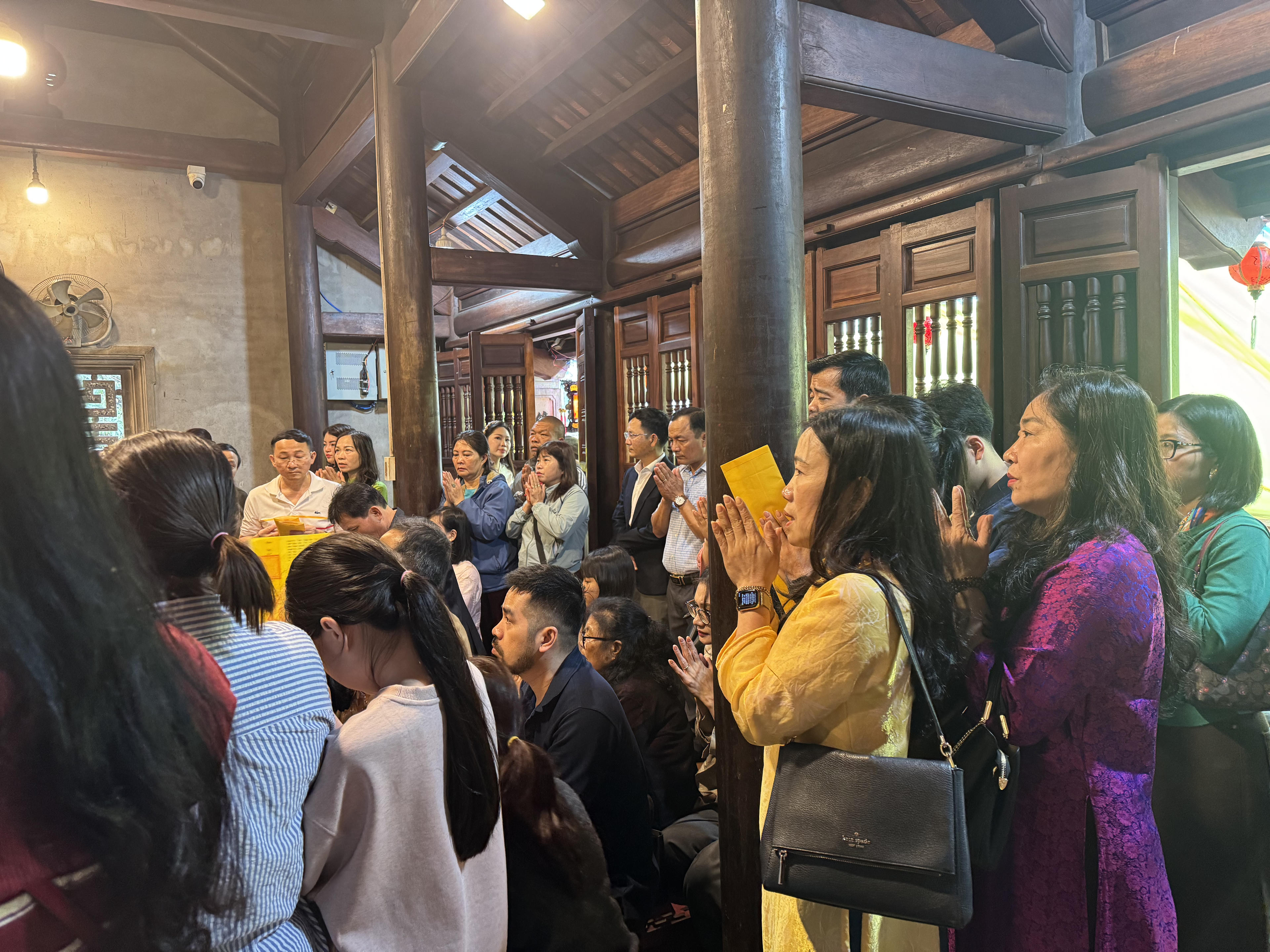 Sáng nay (17/2) cũng là ngày Mùng Một Tết Nguyên đán Bính Ngọ 2026, ghi nhận của phóng viên Báo Đại đoàn kết, đông đảo du khách thập phương đến tham quan, chiêm bái tại Đền Chợ Củi. Ảnh: Quốc Thanh