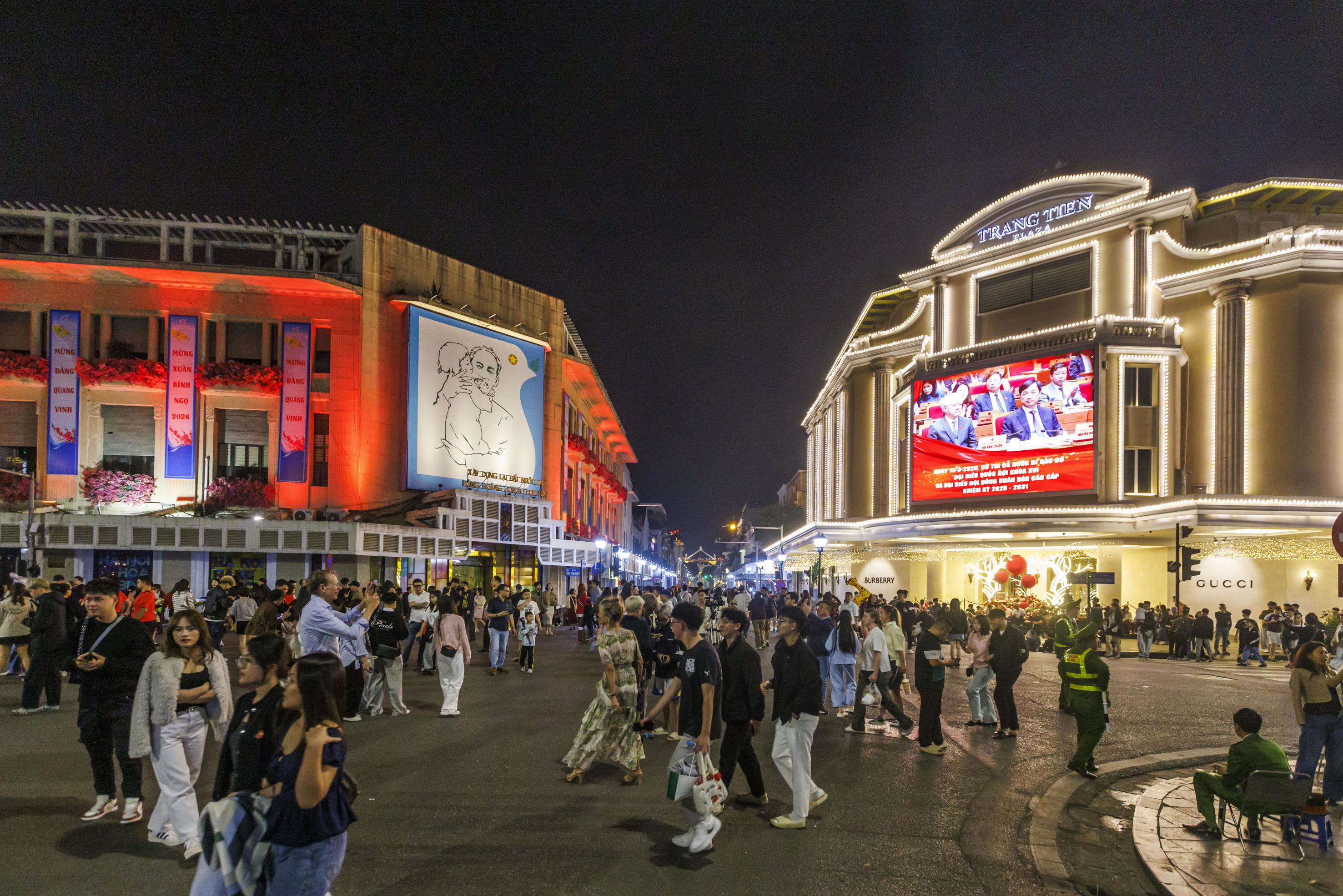 Ngay từ chiều, các tuyến phố dẫn về hồ như Phố đi bộ Hồ Gươm đã chật kín người. Lực lượng chức năng được bố trí dày đặc để đảm bảo an ninh, an toàn và phân luồng giao thông.