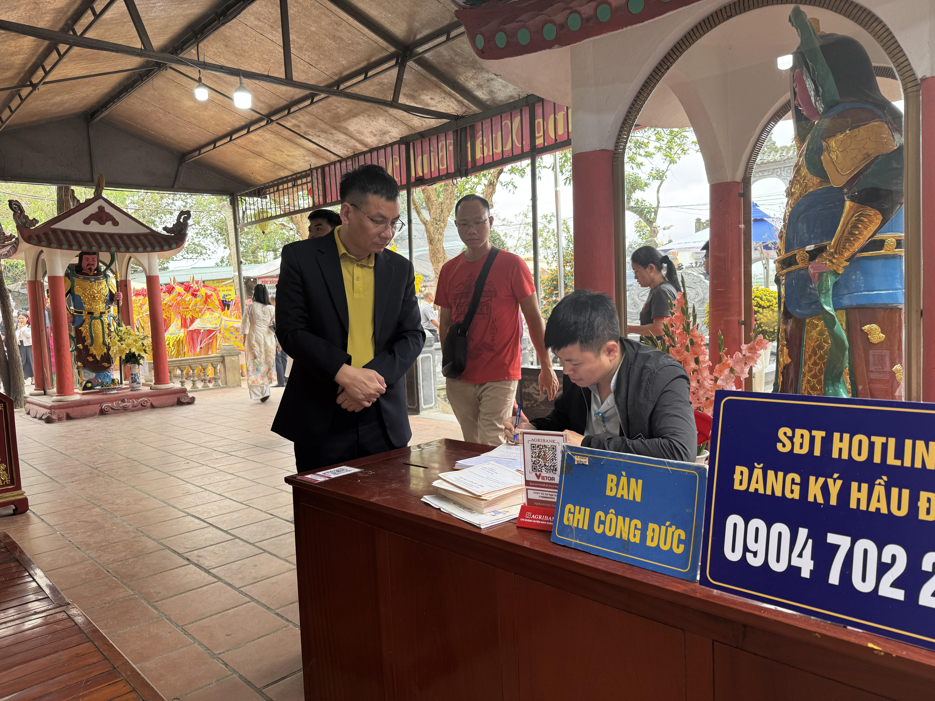 Đi lễ ngày Tết, ngoài chiêm bái, nhiều du khách công đức tại Đền Chợ Củi. Ảnh: Quốc Thanh