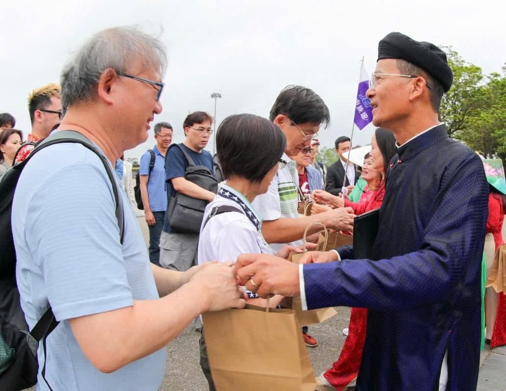 Ông Hoàng Việt Trung, Giám đốc Trung tâm Bảo tồn Di tích Cố đô Huế đã trao quà và chào đón những vị khách quốc tế đầu tiên đến tham quan, gửi lời chúc mừng năm mới và bày tỏ sự hiếu khách của cố đô.&nbsp;Ảnh: CTV.
